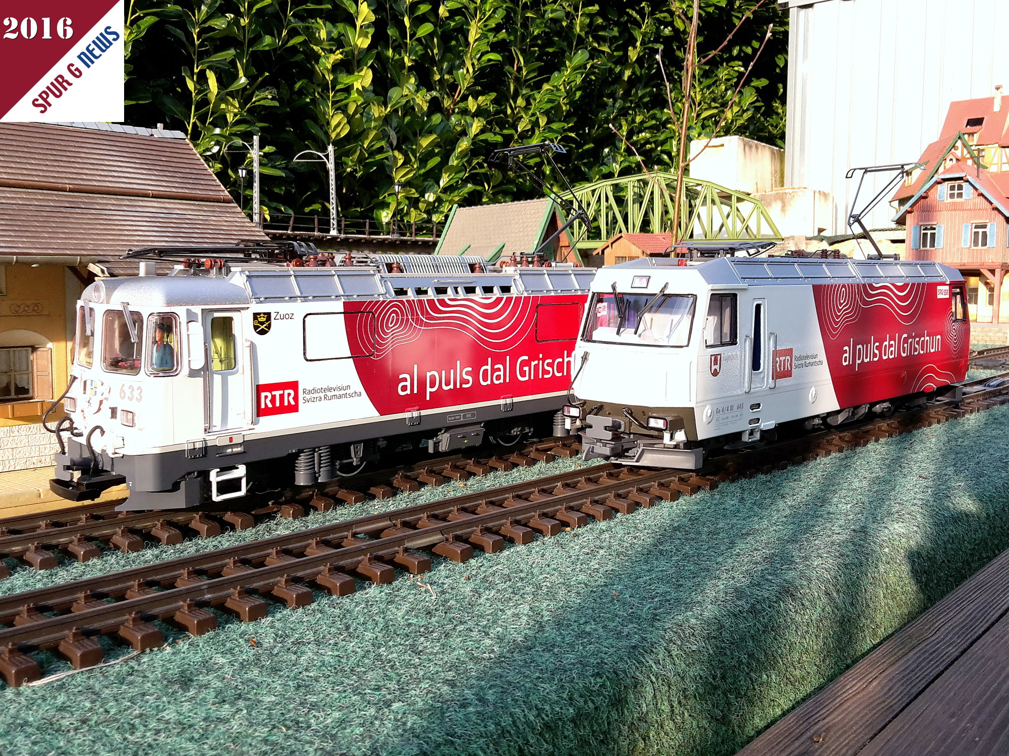 Beide Versionen der RTR Radio Television Rumantscha Loks der RhB - links die Ge 4/4 II und rechts die Ge 4/4 III - sind mit der weien Front in der abendlichen Frhjahrssonne sehr schn auf der Gartenbahnanlage von Modelbahnfreund Michael Strecke anzusehen. 