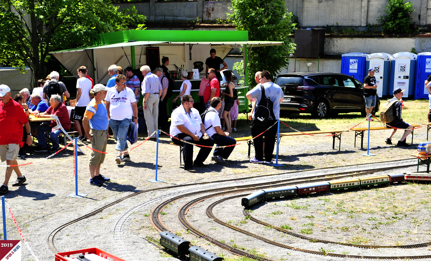 Auf der Auenanlage wurden wieder verschieden Kreise und Ovale fr den Betrieb der Gartenbahn im G-Scale Mastab verlegt. Fr das leibliche Wohl wurde auch wieder durch Getrnke, Grillgut und Eis gesorgt. 