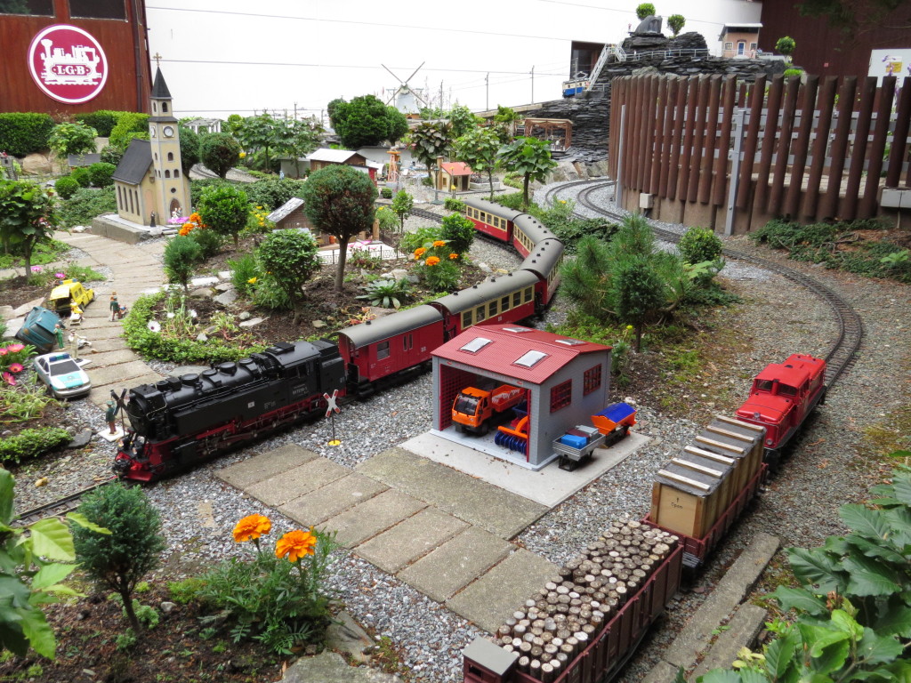 Nikolausfahrten / Advent im Wald Der Nikolaus begrt alle groen und kleinen Fahrgste und verteilt Sigkeiten an die Kinder. Mit der Dampflok gehts anschlieend auf groe Nikolausfahrt