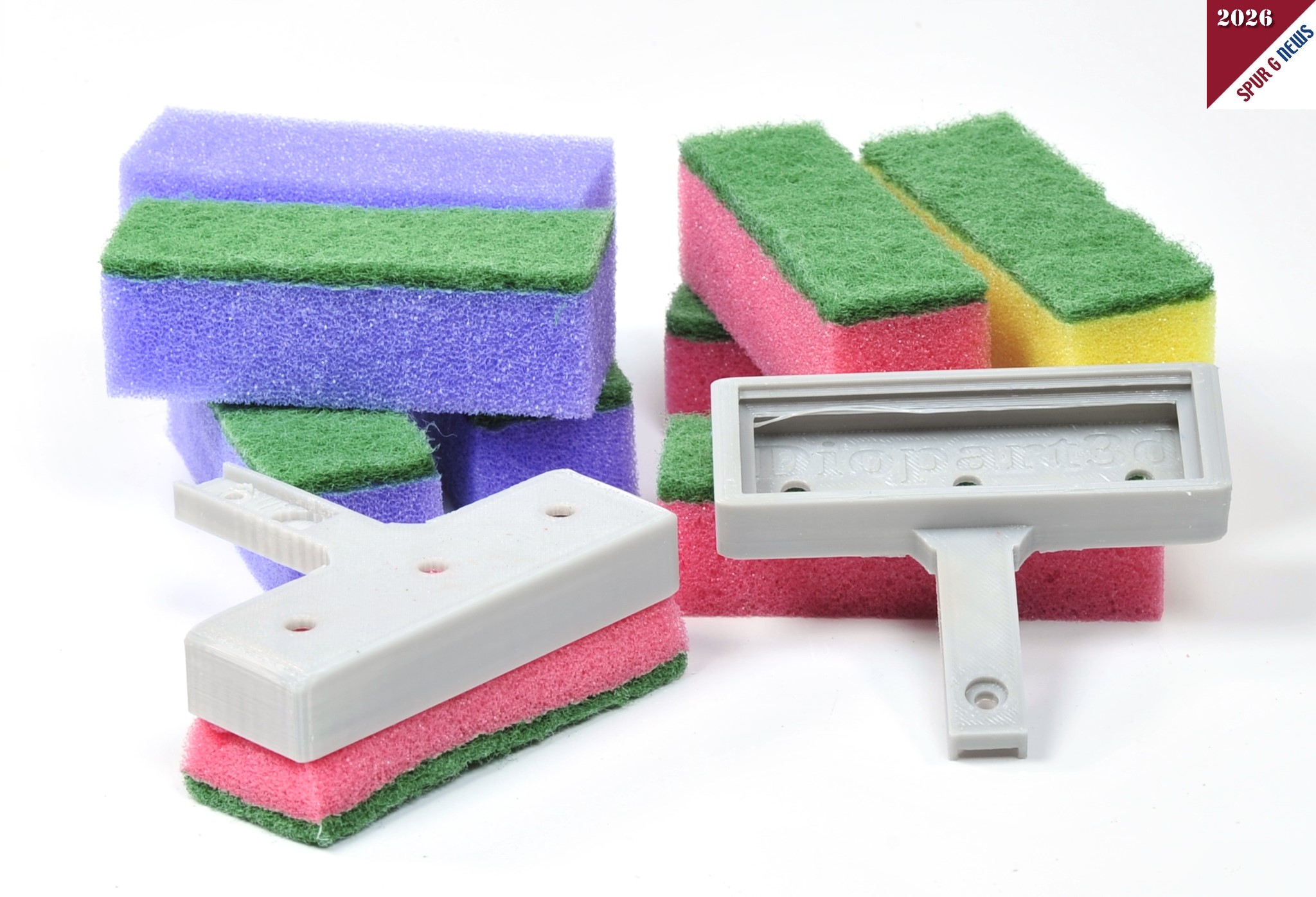 Ausgepackt kamen die beiden Schienen Gleis Reiniger mit 9 Schwämmen zum Vorschein. Auf dem Angebotsbild auf E-Bay sind die aus PETG (Kunststoff) bereits geschliffen und lackiert. Die Kunststoffhalter werden im 3D Druckverfahren hergestellt und ungeschliffen und unlackiert ausgeliefert. Lt. Beschreibung sind die Halter UV beständig und bis ca. 70 Grad Formstabil. Die beigefügten Schwämme sind bereits auf die Größe des Schienen Gleis Reinigerhalters zugeschnitten. Meine Erfahrung im "Handbetrieb" haben immer gute Ergebnisse gebracht. Wer die Schwämme im Freien lässt sollte jedoch nach jedem Regen den Wagen von den Gleisen nehmen wenn der Strom eingeschalten wird. Durch die Feuchtigkeit im Schwamm kann es zu einem Kurzschluss kommen.