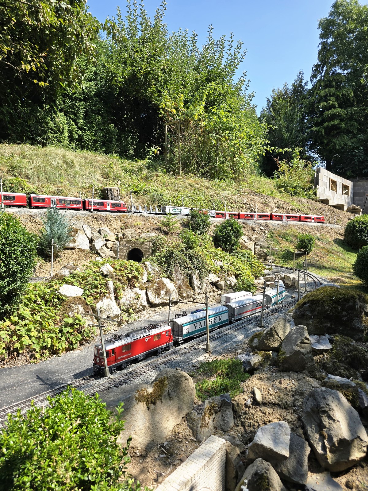 Untere Ebene ein G�terzug der RhB im Modell mit Ge 4/4 II Nr. 632 Zizers als Zuglok und Schiebewandwagen.  In der oberen Ebene ist ein Capricorn sowie ein Allegra Triebzug mit G�terwagen zu erkennen. 
