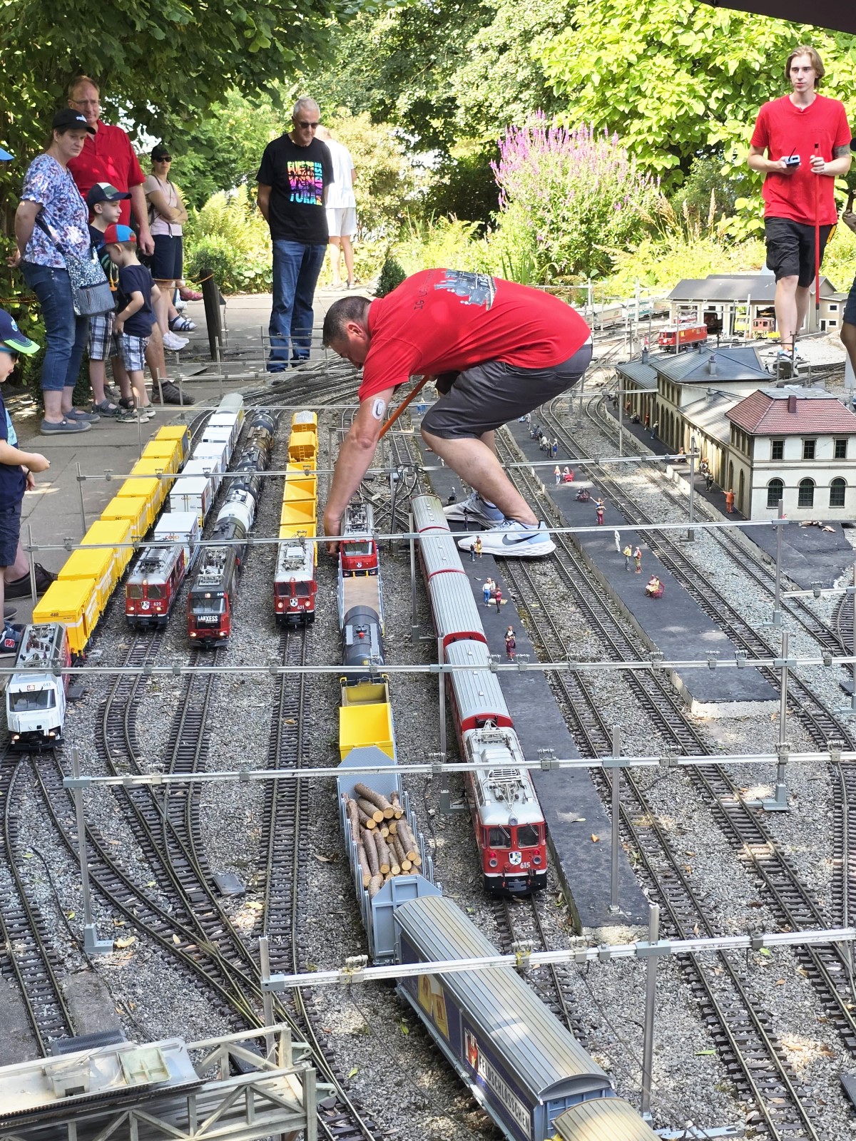 Der gro�e Bahnhof der Anlage in Eschershausen. Hier werden Z�ge zusammengestellt und auf die Reise den Berg nach oben und nach wieder nach untern gesendet. Ab und zu ist auch der manuelle Eingriff erforderlich. . 