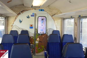 1205 Innendekor Brenlandwagen Passend zu dem von LGB erscheinenden Brenlandwagen erscheint ein Foliensatz fr den Innenraum. Darin befinden sich die Folien mit den Bren, Igeln, Ameisen und sonstigen Insekten fr die Innenwnde, fr die Tische und einzelne Insekten fr die Seitenwnde innen. Auch die auf jedem der Tische verfgbaren Bcher werden nachgebildet. 