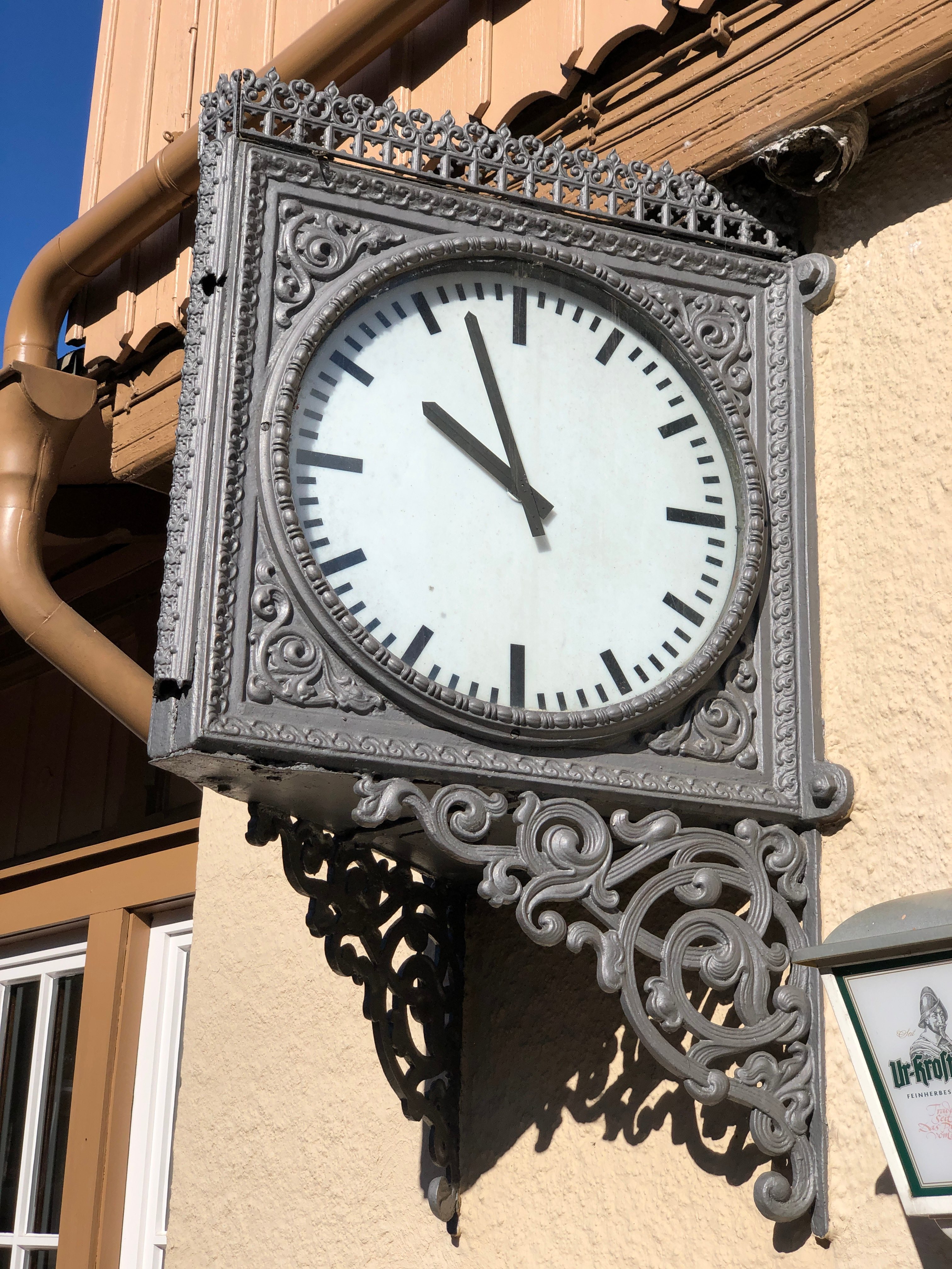 2454 Nasenuhr Bahnhof  Drei Annen Hohne: Die Nasenuhr, die am Bahnhof Drei Annen Hohne bei der HSB montiert ist, wurde einer Revision unterzogen und erstrahlt nun in dunkel silberfarbenem Glanz. Daher gibt es selbstverstndlich nun die Uhr auch in silberfarbenem Farbkleid. Die Konstruktion ist identisch zur Artikelnummer 2453, die weiterhin im Programm verbleibt.