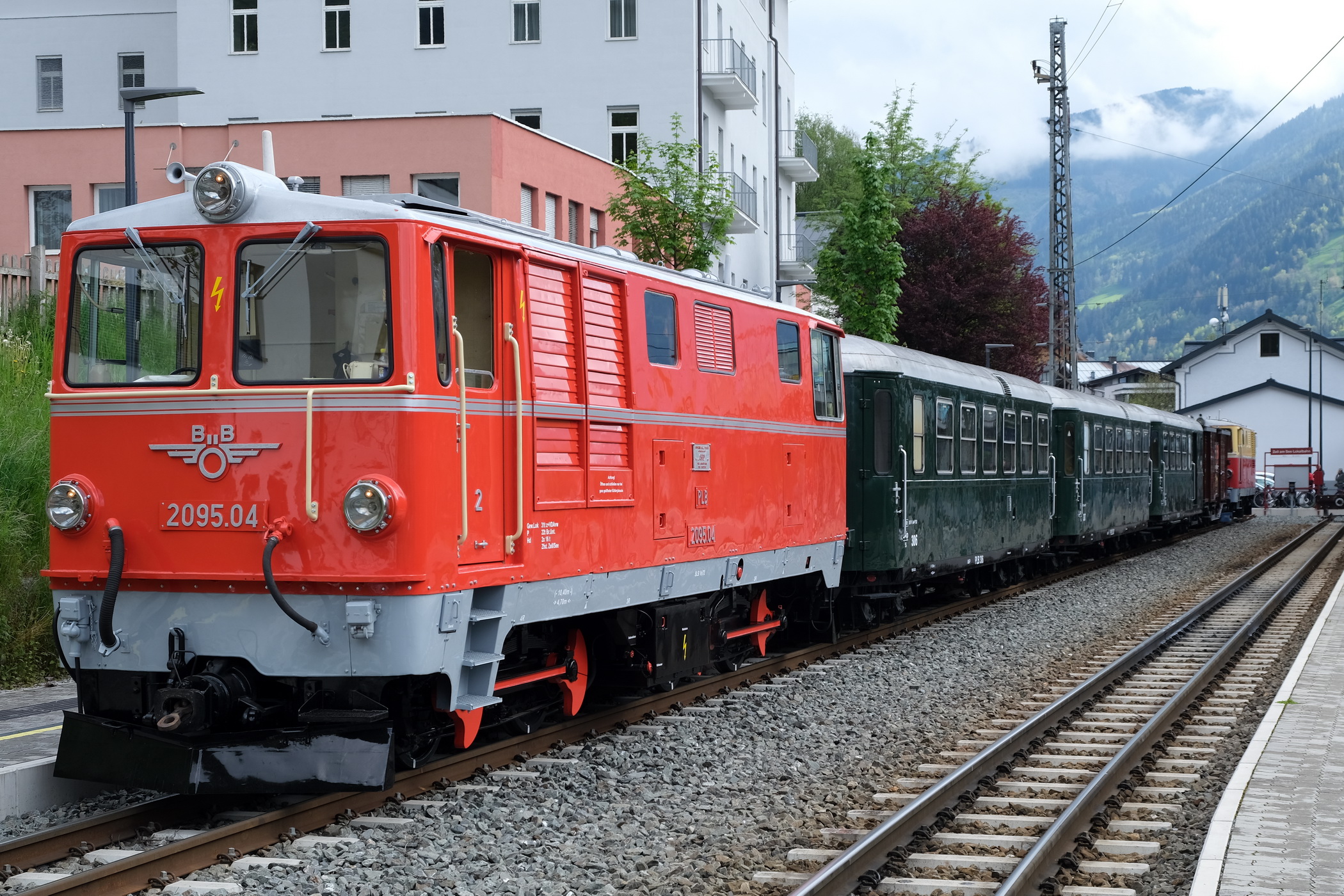 Ganzzug mit BB 2095.04 in rot mit 3 Personenwagen Bauart  B4ip_s, Nr. 306, Nr. 307 und Nr.354, dem Jubilumsgterwagen PLB - GGm_s 601 (LGB Museumswagen 2023) und der Lok 2095.01 der SGP in rot/beige. 