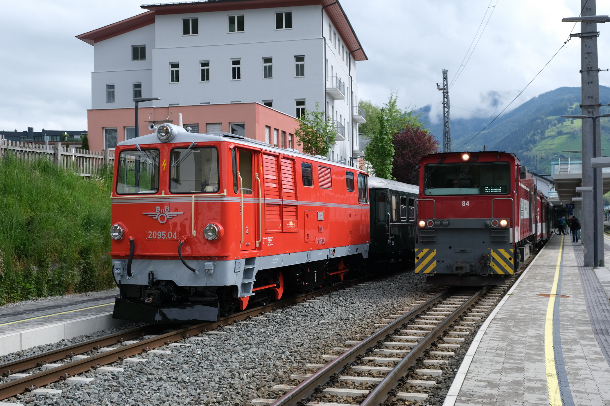 Ganzzug mit BB 2095.04 - links - und moderner Diesellok Vs Nr. 84 der Pinzgauer Lokalbahn - rechts. 