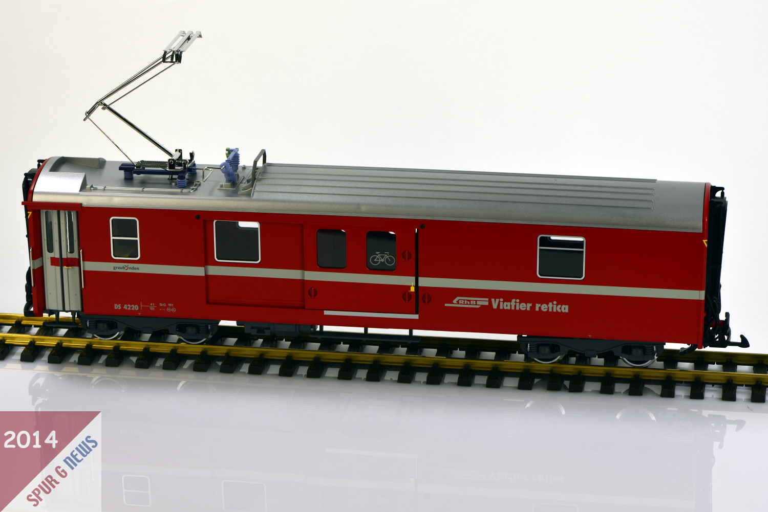 LGB Neuheit 2013 - ausgeliefert Anfang Februar 2014 - Art.Nr. 30691 - RhB Gepckwagen mit Stromabnehmer am Dach. 