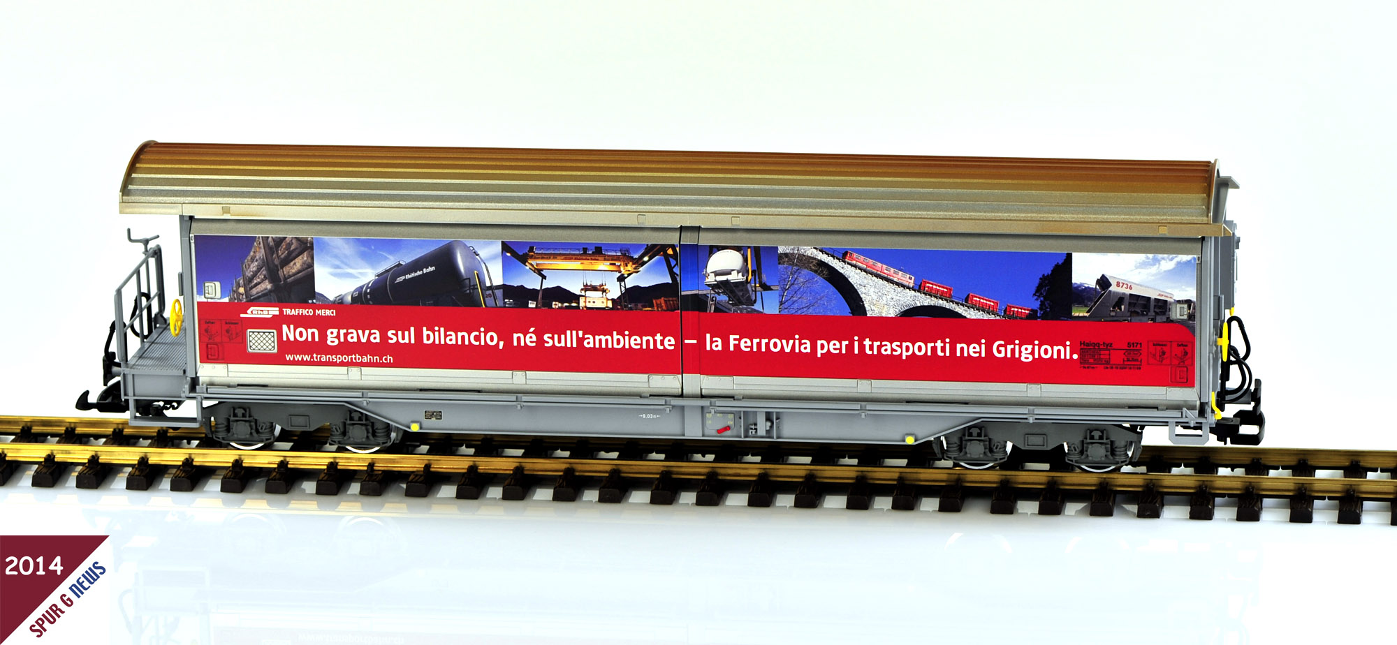 LGB Modell Art. Nr. 47572 - Schiebewandwagen der RhB mit bahneigener Werbung ber die Transportbahn in Graubnden. Die andere Seite trgt den Text in Rhtaromanisch. Die Bildaufdrucke sind wie oben beschrieben bei beiden Seiten gleich aufgebaut.