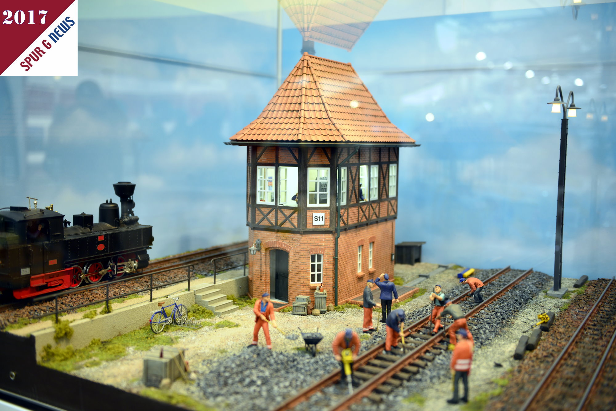 Fr die Gartenbahn stellt die Firma Preiser ein Diorama mit Stellwerk  und Gleisbauarbeiten, die Neuheiten der Gartenbahnfiguren in einem Schaukasten aus und zeigt die Modellierung einer Neuheit. Vielleicht auch fr die Gartenbahn.  