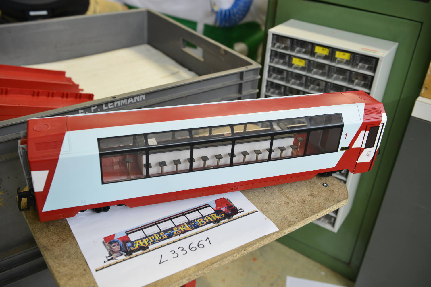 Beim 25jährigen Jubiläum -Märklin Standort Ungarn- und der 50Jahr Feier LGB im Märklinwerk in Györ wurde gerade der aufwendig gebaute Après-Ski-Bar Wagen gefertigt. Aus einem Panorama-Wagen (Nr. 33666, 33668 oder 33669) wurden die Sitzhalter ausgefräst. Schon hier hätten wir Berichterstatter sehen können das Vorserie von der Serie abweicht. Die Bilder vom Januar 2018 hatte ich leider nicht dabei. Bild zeigt das Muster der Neuheit 2018 - Après Ski Bar Wagen Art. Nr. 33661. Hier schon zu erkennen, dass der Tresen nicht dem Vorbild in Farbe und Ausstattung folgt. Auch die Sitze, mal abgesehen von nur einem Fuß im Modell anstatt vier Stelzen im Original, hätte in der hellen Originalholzfarbe ausgebildet werden können.