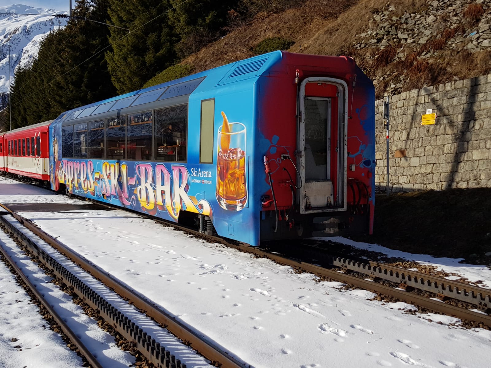 Zum Schluß: Etwas gemosert habe ich über die verschiednen Ausführungen und Farbgebungen in dem Bericht und zuviel Perfektion erwartet. Hier kann sogar noch Farbe gespart werden wenn der "blaue" Aprés-Ski-Bar Wagen dann als Neuheit 2019 nun endlich vorgestellt wird.