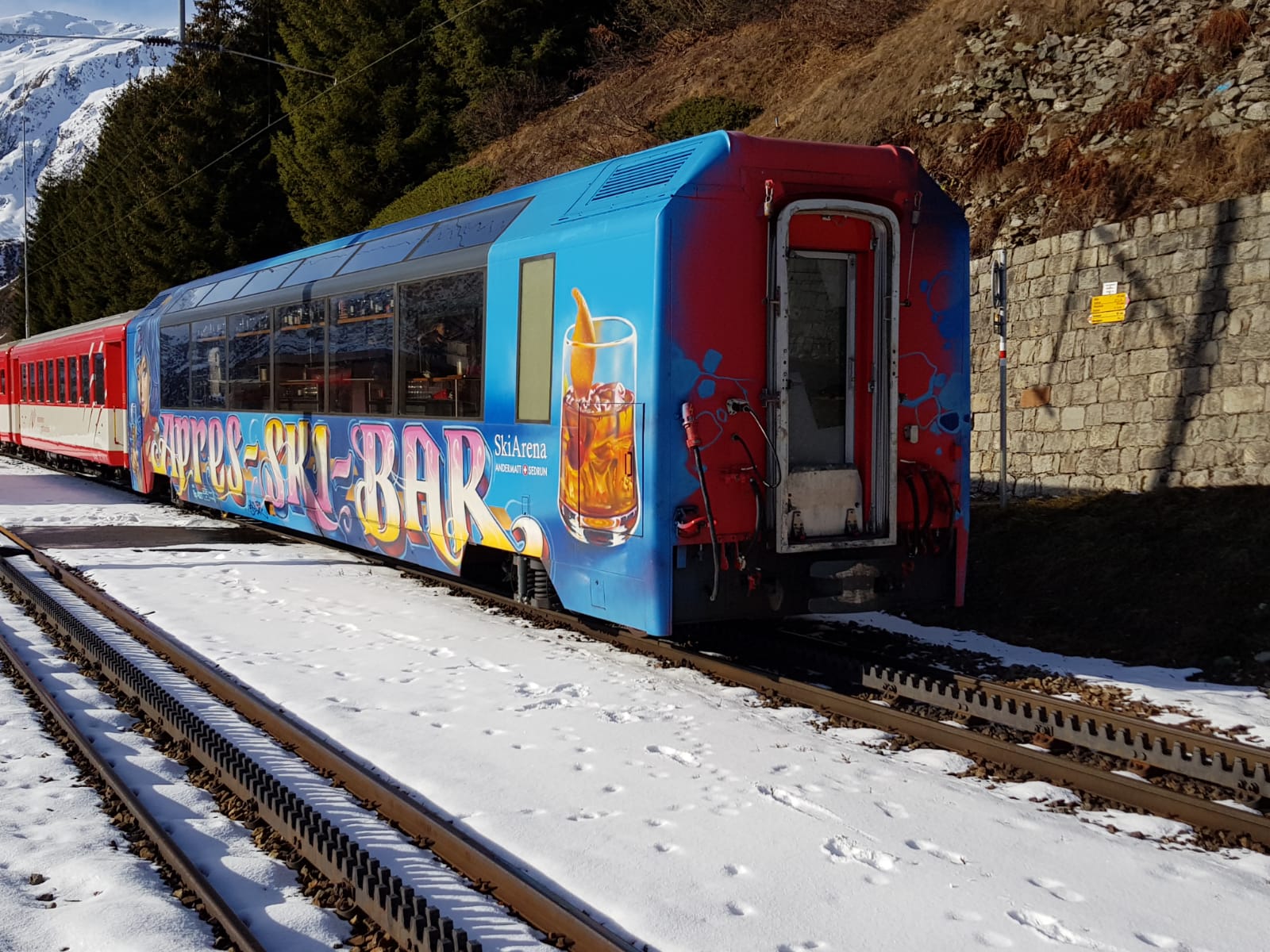 Zum Schlu: Etwas gemosert habe ich ber die verschiednen Ausfhrungen und Farbgebungen in dem Bericht und zuviel Perfektion erwartet. Hier kann sogar noch Farbe gespart werden wenn der "blaue" Aprs-Ski-Bar Wagen dann als Neuheit 2019 nun endlich vorgestellt wird.