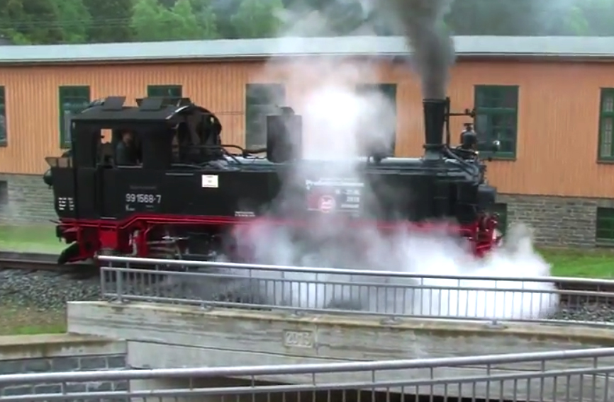 Von der Wagenhalle aus gesehen dampfen zu den Pfingsttagen die unterschiedlichen Lokomotiven der Pressnitztalbahn vorbei. Kommen , Sehen, Staunen..... 