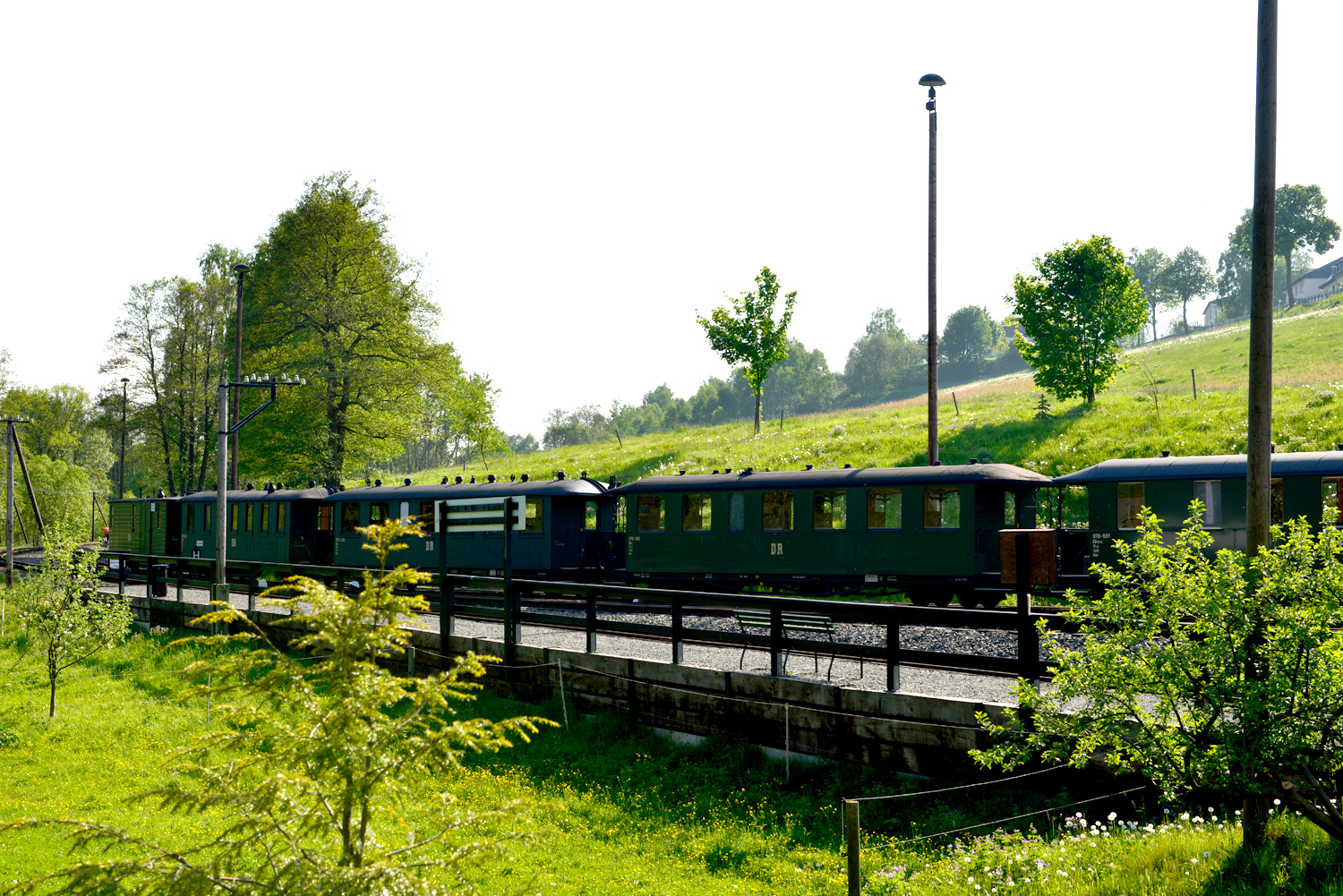 Vom Bahnhof zur Wagenhalle stehen die Zge bereits bereit. Sehen Sie die schsische IV K mit Personenwagen sowie zwei "Gste" aus dem Norden der Prenitztalbahn dampfen und fahren. Meist von 10-24 Uhr....