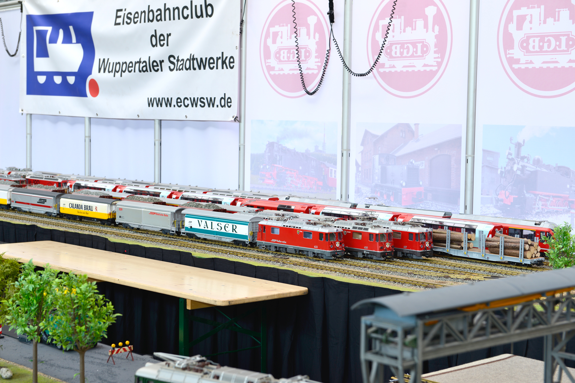 Verschiedene Eisenbahnvereine zeigen in der Wagenhalle und auch in den Festzelten vor dieser Ihre Modulanlagen mit den herrlichen Gartenbahnmodellen. Mit dabei: Der Eisenbahnclub der Wuppertaler Stadtwerke mit Fahrzeugen der Rhtischen Bahn aus der Schweiz. 