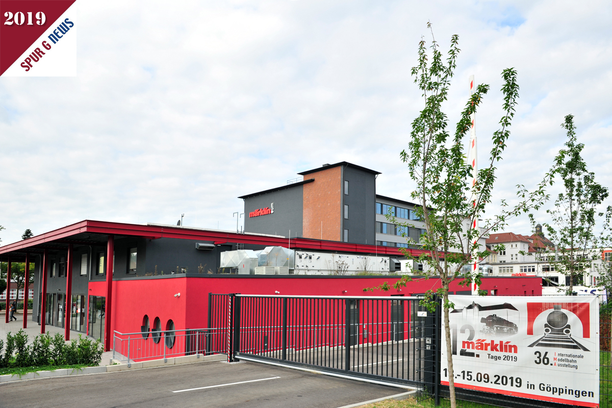 Wer sich von der EWS Arena an den Märklintagen mit den gut organisierten Shuttlebussen von "Gleis" zu "Gleis" oder Ausstellungspunkt zu Ausstellungspunkt beweg kommt als erste Station ans Märklineum und dem Stammwerk. Hier die Ansicht kurz oberhalb der Shuttlebushaltestelle. Da Tor in Front soll die Einfahrt zum Parkplatz des Märklineums werden.