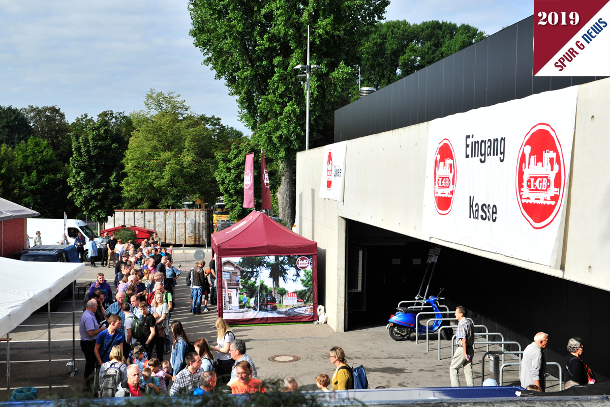 Eingang und Kasse in der EWS Arena. Hier ist auch der Anlaufparkplatz für Wohnmobile und PKW sowie die Gartenbahn untergebracht. Heute, Samstag, 14.09.2019, bildete sich sogar um 09:20 Uhr noch eine lange "Schlange" an Besuchern der Märklintage.