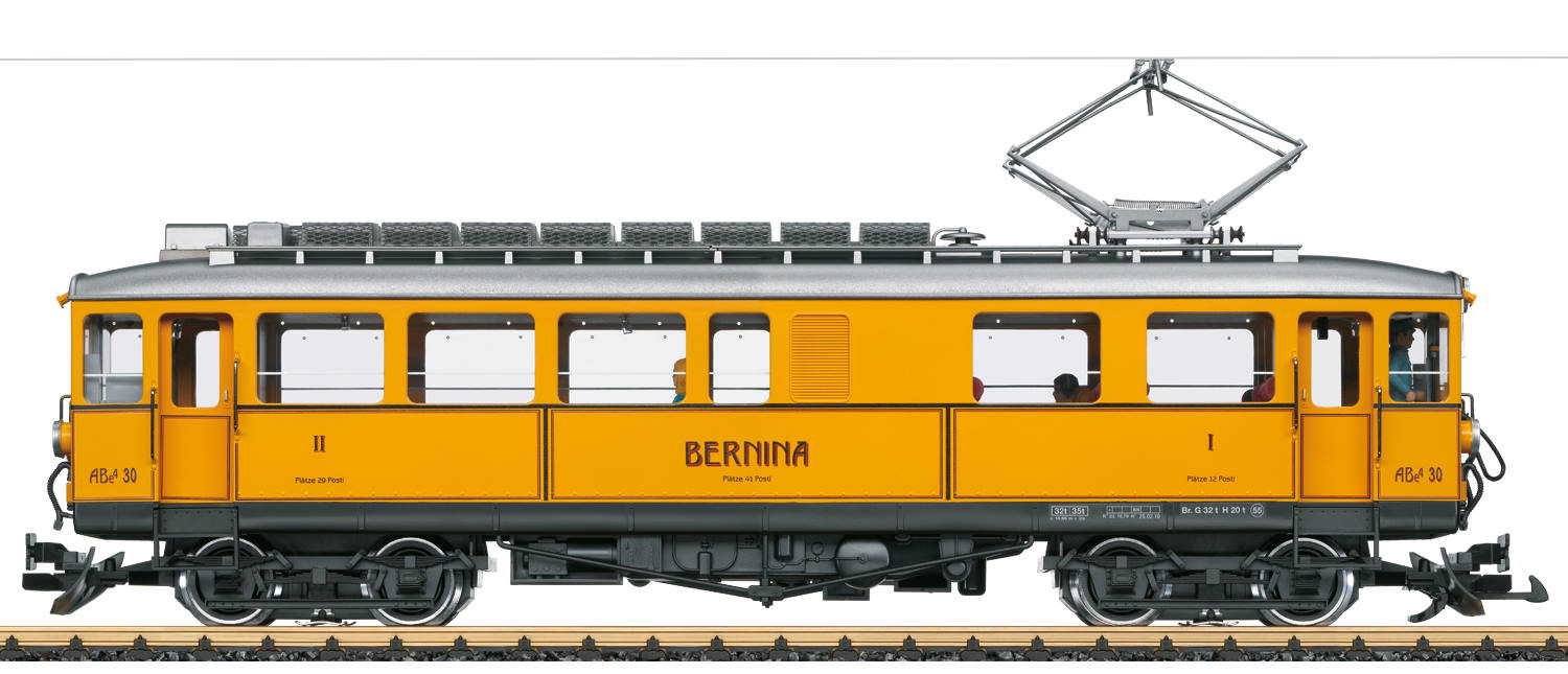 25392 RhB Triebwagen ABe 4/4 30. Von diesen Triebwagen wurden bereits zur Erffnung der Berninabahn zwischen 1908 und 1910 insgesamt 14 Fahrzeuge geliefert. 1943 wurde die Berninabahn von der Rhtischen Bahn bernommen, so auch diese Triebwagen  sie hatten das Ende der Nutzungsdauer noch nicht erreicht, allerdings lie ihre Leistungsfhigkeit zu wnschen brig. So begann die RhB die vorhandenen Fahrzeuge in ihren eigenen Werksttten zu modernisieren. Am aufflligsten waren der Ersatz des Lyrabgels durch einen Scherenstromabnehmer und der Umbau der Anfahr- und Bremswiderstnde, diese waren zuvor unter dem Wagenboden angeordnet und wurden nun auf das Dach versetzt. Mit der Ablieferung neuer Triebwagen wurden diese Fahrzeuge mehr und mehr in untergeordnete Dienste verdrngt, aber erst mit der Ablieferung der neuen Allegra-Triebzge im Jahre 2010 konnten sie  im stolzen Alter von 100 Jahren  ausgemustert werden. Doch zwei Triebwagen  die Nummern 30 und 34  haben berlebt. Wieder in den Ursprungszustand mit der gelben Lackierung zurckversetzt, stehen sie auch heute noch im Sonderzugeinsatz vor historischen Zgen. Modell des Triebwagens ABe 4/4 der RhB zum Einsatz auf der Berninabahn. Ausfhrung in der gelben Farbgebung Anfangszeit der Berninabahn, so wie der Wagen heute Rhtische Bahn (RhB) noch als Museumsfahrzeug im Einsatz ist. Originalgetreue Farbgebung und Beschriftung der Epoche VI. Alle 4 Radstze von 2 leistungsstarken Bhler-Motoren angetrieben. Ausgerstet mit einem mfx/DCC-Decoder mit vielen Lichtund Soundfunktionen. Komplette Inneneinrichtung, Tren zum ffnen, Haftreifen, Innenbeleuchtung und Fhrerstandsbeleuchtung. Lnge ber Puffer 64 cm. 