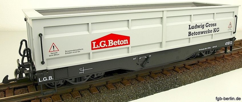 Der Seitenkippwagen - Bauweise wie Art. Nr. 41610 - ist mit einem schwarzen Chassis und dem Wagenaufbau in grau produziert worden. Aufschrift: L.G.Beton / Ludwig Gross / BetonwerkeKG. Entlademöglichkeit nur manuell. Katalog 1998 - S. 105 - Kunststoffscheibenräder
