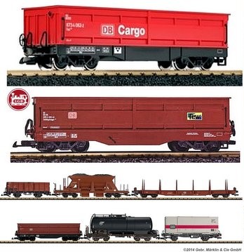 Der Seitenkippwagen - Bauweise wie Art. Nr. 41610 - ist mit einem schwarzem Chassis und rotem Wagenaufbau versehen. Beschriftung: Logo: DB Schrift: "Cargo". Entlademöglichkeit nur manuell. Kunststoffscheibenräder. Katalog 2006 - S. 266