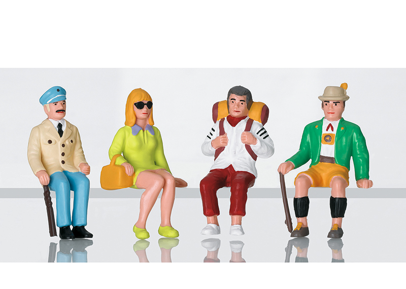 Art. Nr. 53007 - Figuren-Set - Touristen sitzend - Set bestehend aus vier Figuren (sitzende Touristen), die als Reisende auf dem Bahnsteig oder auch zur vielfltigen Ausschmckung der Anlage verwendet werden knnen. Bnke liegen nicht bei