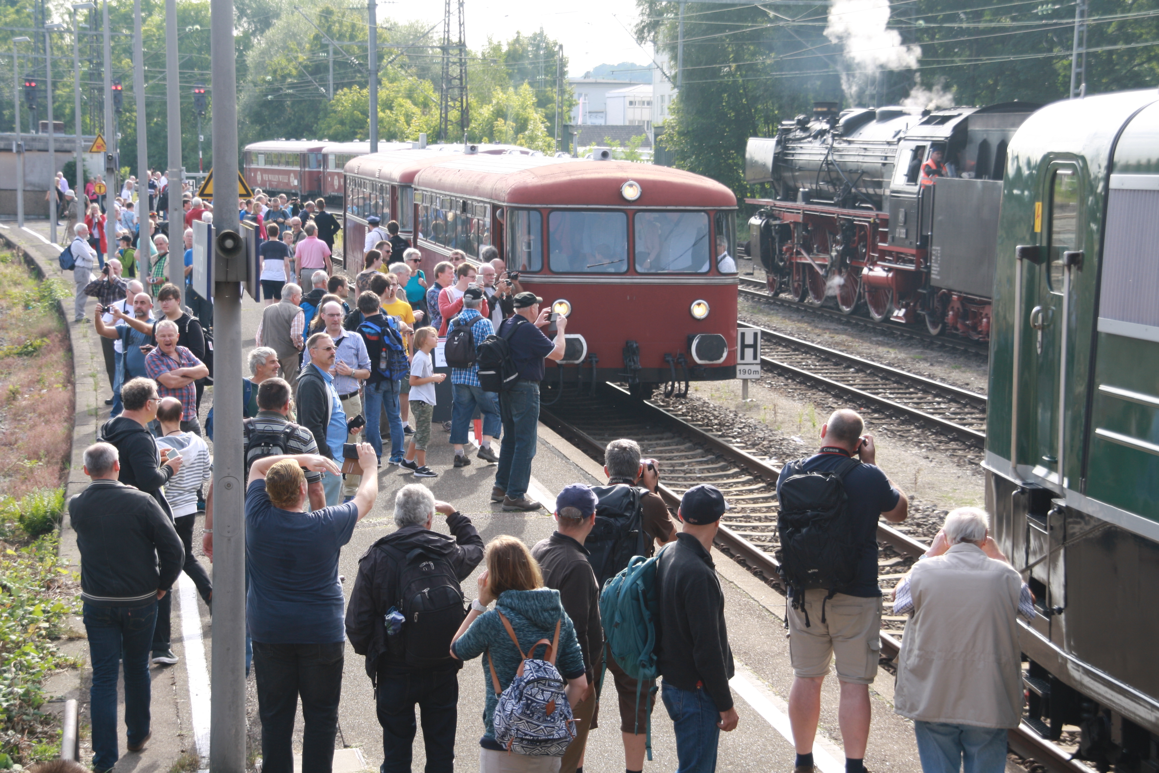 Dampf- und Dieselloks, Triebzge, E-Loks - Am Bahnhof in Gppingen ist einiges geboten.
