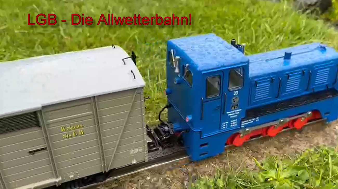 Die LGB als Allwetterbahn! Auch bei Regenwetter fhrt der LGB Zug zuverlssig seine Runden auf der Gartenbahnanlage. Heute hat Hendrik Hauschild die Mansfelder Diesellok (LGB 20323) mit dem Gterwagen der SOEG (LGB 43600) und dem Personenwagen der Fichtelbergbahn (LGB 36370) im Video festgehalten. 