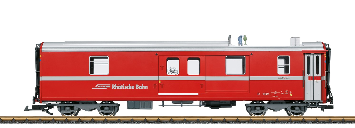 LGB Art. Nr.30693 - RhB Gepckwagen - Um die Energieversorgung langer Schnellzge auf der Albulastrecke sicherzustellen, wurden um 2010 einige Gepckwagen mit einem Stromabnehmer, Trafo und den erforderlichen Schaltgerten ausgerstet. Mittlerweile werden diese Wagen nicht mehr alle bentigt, da die neuen Albula-Gliederzge aufgrund deren hheren Gewichtes nicht mehr mit dem Bernina-Express zusammen gefhrt werden knnen. So wurde auf vier der sieben Wagen der Stromabnehmer wieder demontiert. Allerdings bleiben die abgesenkte Dachflche und einige Isolatoren erhalten, so dass man die Wagen auch gleich auf den ersten Blick erkennen kann.