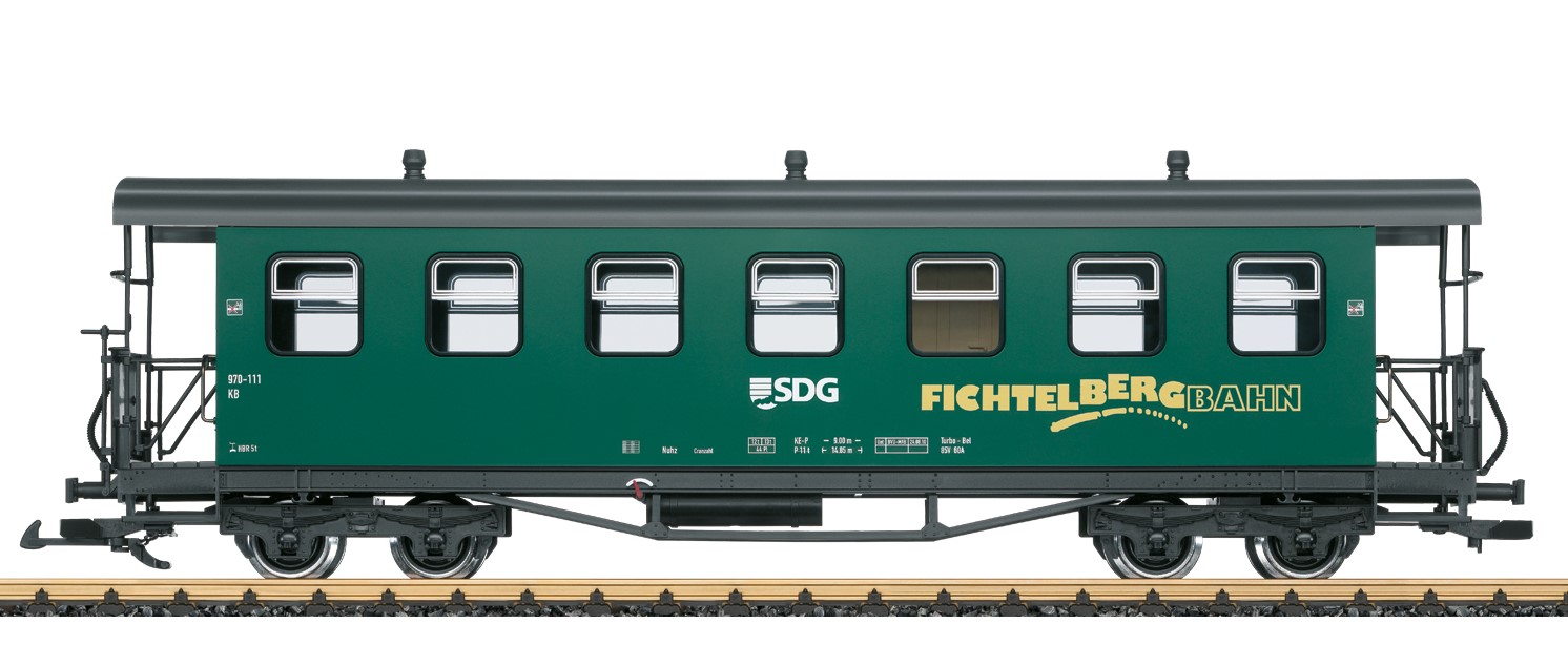 LGB Art. Nr. 36362 - SDG Personenwagen (Wiederauflage) Modell eines Personenwagens der Bauart KB der SDG, wie er heute noch bei der Fichtelbergbahn im Einsatz ist. Originalgetreue Farbgebung und Beschriftung der Epoche VI. Vollstndige, vorbildgetreue Inneneinrichtung. Metallradstze.