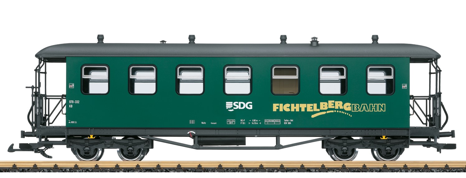 LGB Art. Nr. 36370 - SDG Personenwagen (Wiederauflage) Modell eines Personenwagens der Bauart KB der SDG, wie er heute noch bei der Fichtelbergbahn im Einsatz ist. Originalgetreue Farbgebung und Beschriftung der Epoche VI. Vollstndige, vorbildgetreue Inneneinrichtung. Metallradstze.