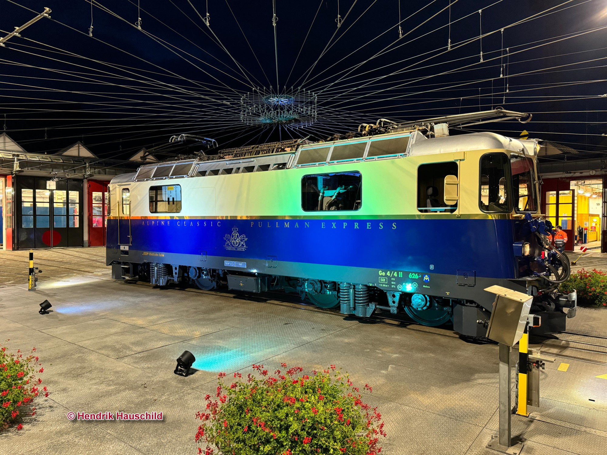 Die Ge 4/4 II Nr. 626 der RhB auf der Drehscheibe in Landquart bei der Präsentation im neuen Kleid des Alpine-Classic - Pullman Express.