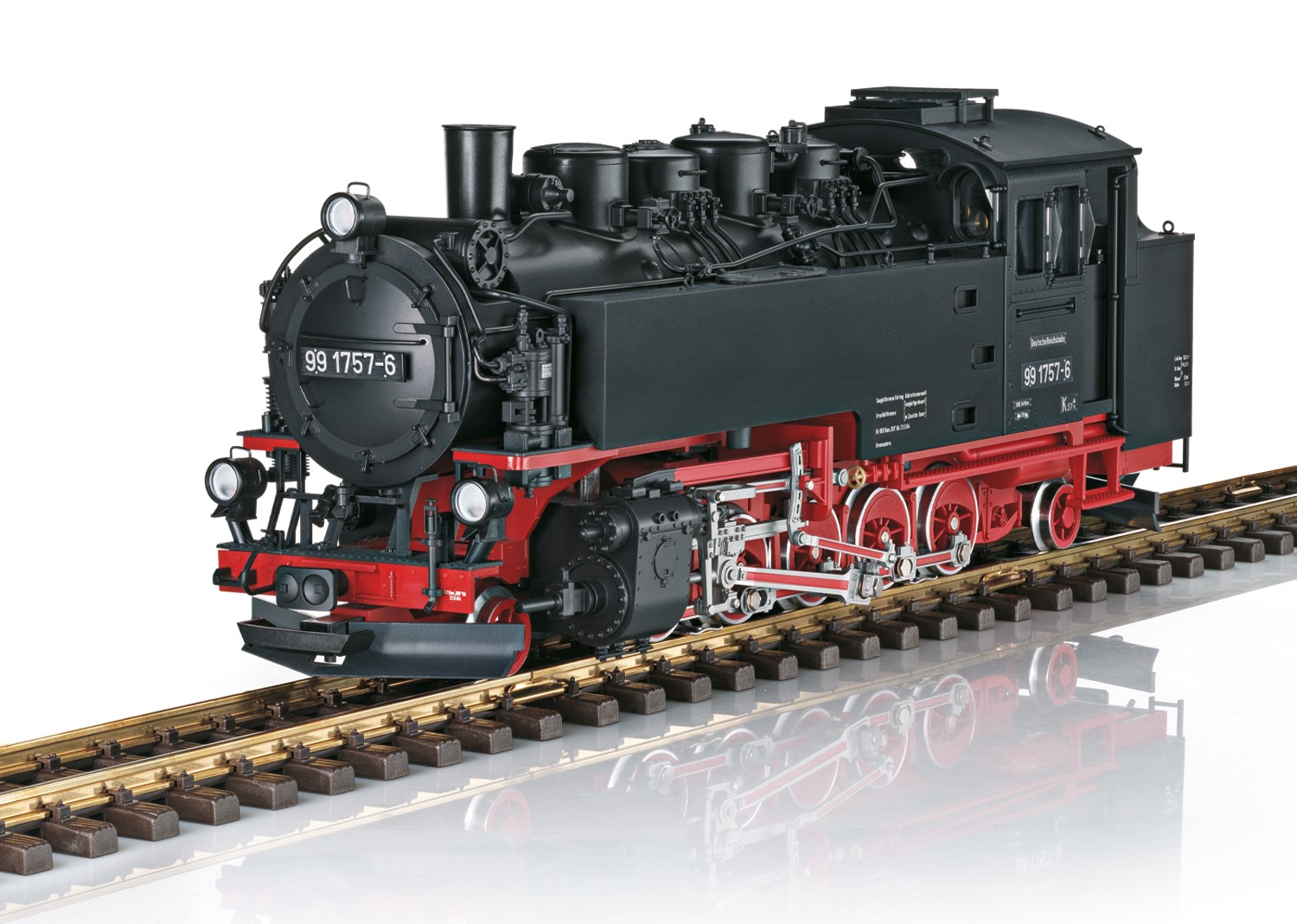 Modell der Schmalspurdampflok 99 1757-6 (eine Lok der Baureihe 99.73-76, ehem. sächsische VII K) der Deutschen Reichsbahn der DDR, originalgetreu farbgegeben und beschriftet gemäß der Epoche IV. Auffälligstes Merkmal dieser Epoche, ist die durch die Einführung des EDV Zeitalters