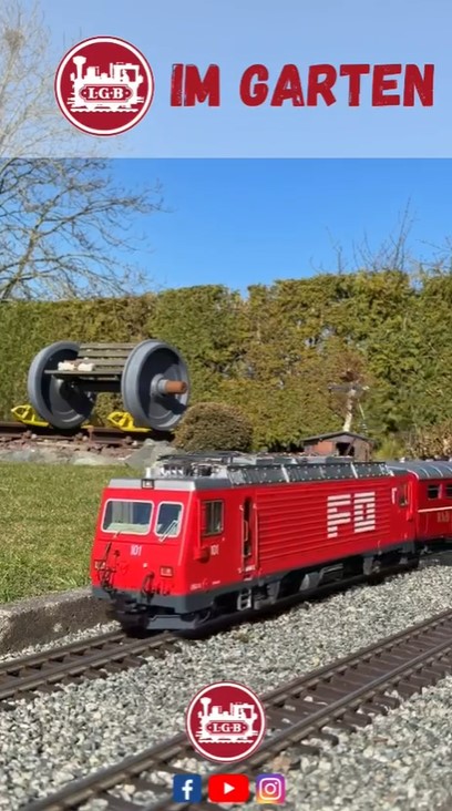 Mit der LGB im Garten bei schönem Frühlingswetter. HGe 4/4 II der FO Nr. 101 mit den Panorama Wagen der Furka Oberalp und einem Speisewagen.