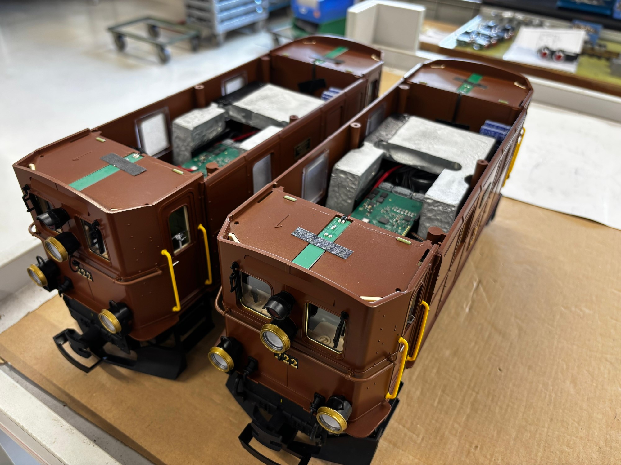 Die Dachmontage fr die Oldtimer E-Lok Ge 2/4 - 222 - kann nun beginnen. 