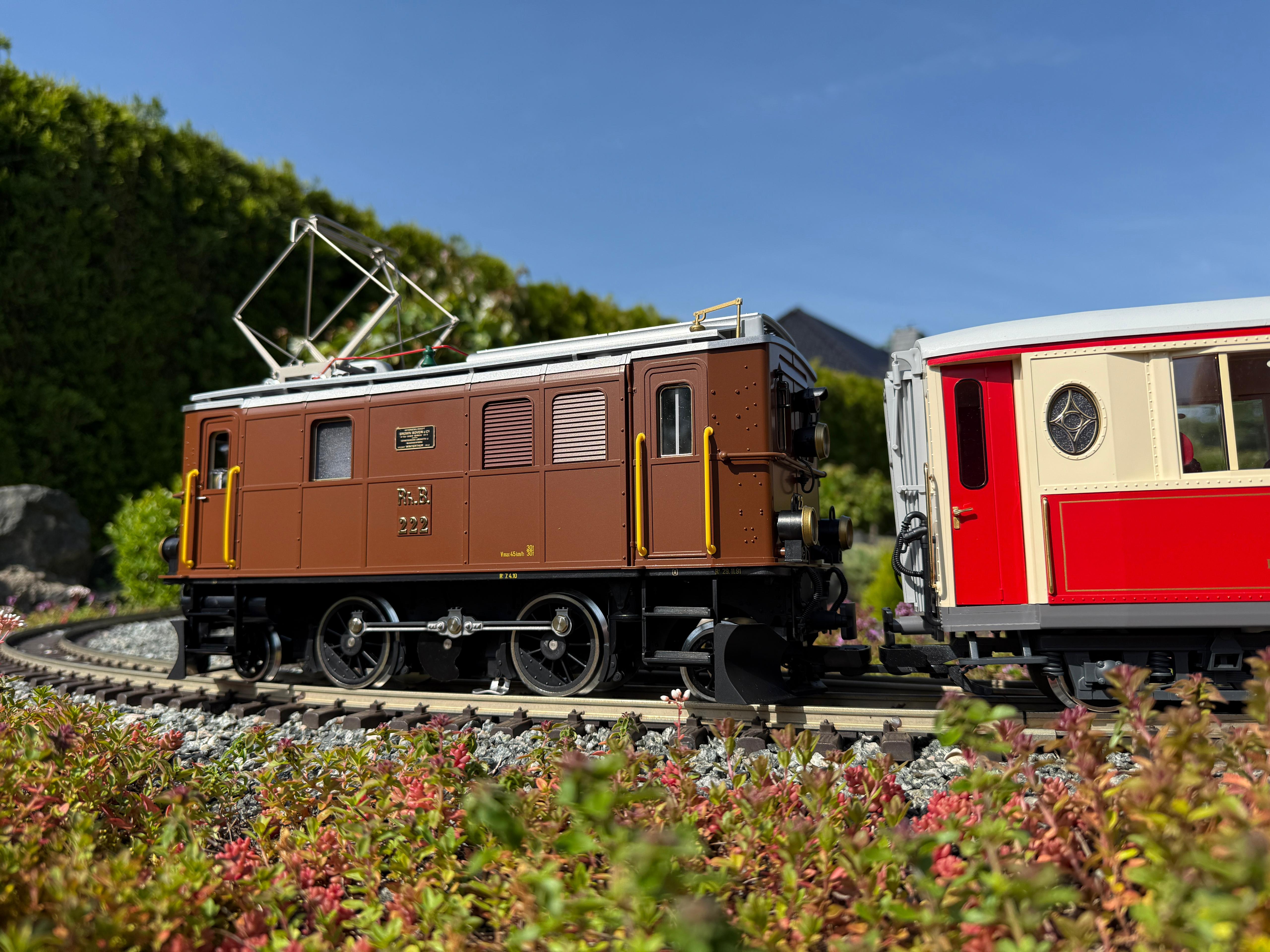 Das Modell der RhB Ge 2/4 (Art. Nr. 24451) von LGB ist ausgeliefert. Hier mit dem RhB Salonwagen in rot/beige - Art. Nr. 30650 (Bauzeit 1995 bis 1999 - Vorbild RhB 4-Achs Drehgestell-Salonwagen der Rhätischen Bahn. Wagenaufbau in rot/beige. Logo "RhB" und Wagennummer "AS 1142".