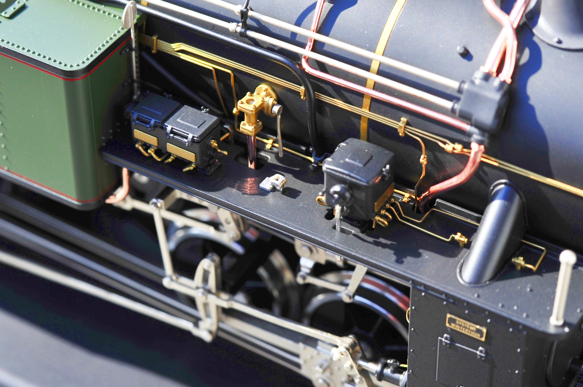 Die rückwärtige Ansicht der Zahnraddampflok HG 4/4 mit dem Kohlenkasten zeigt die Highendausführung mit filigranen Lampen, den Griffstangen zum Führerstandsaufstieg und die freiliegenden Leitungen am Kessel. Die rot-weiß-rote Scheibe bewegt sich im Betrieb auf und ab. Ein weiteres Highlight an der Metalllokomotive.