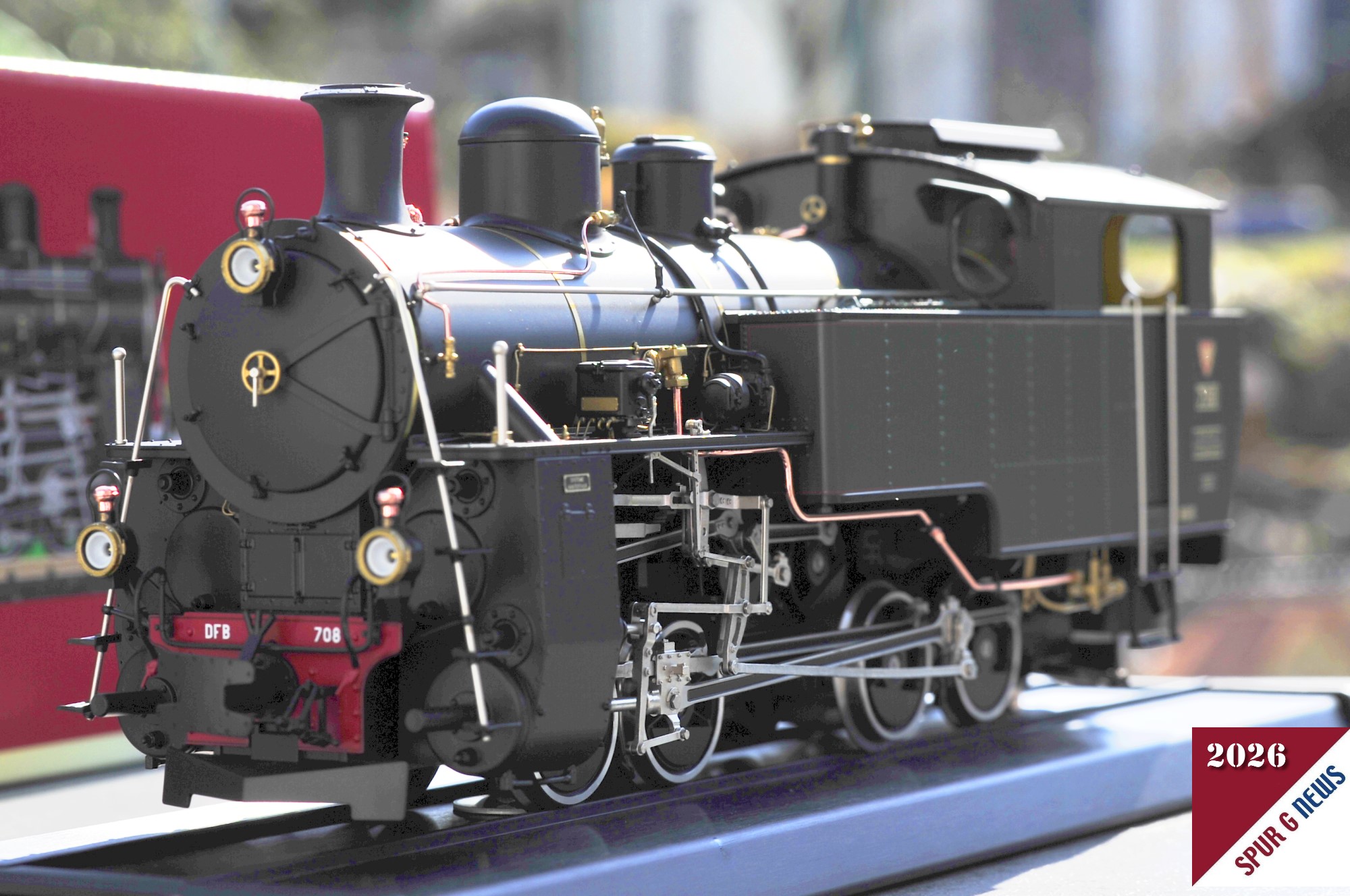 Im heutigen sonnigen Gegenlicht kommen die grünen Wasserkästen der Lok dunkel hervor. Mit den angesetzten Leitungen und Aufstiegen, dem filigranen Umlenkgestänge für das Zahnrad kommt die Lok sehr bullig raus. Wie auf dem Originalbild in der Veröffentlichung ist auch die kupferne Leitung entlang des Wasserkastens hervorragend im Modell dargestellt.