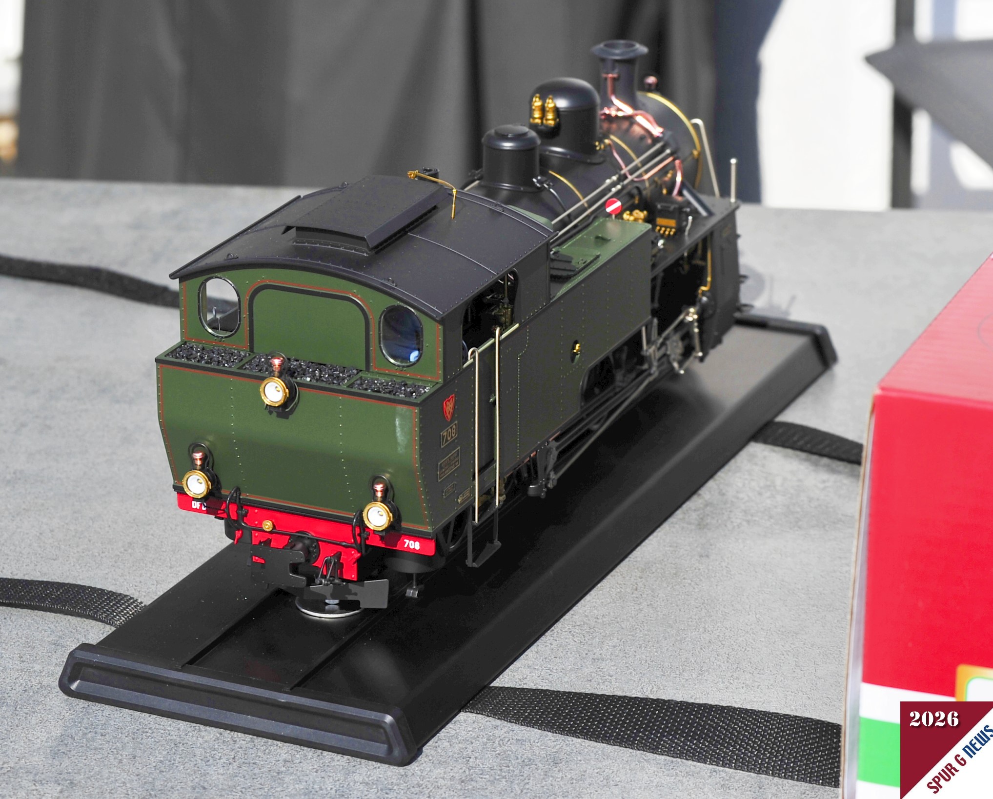 Die rückwärtige Ansicht der Zahnraddampflok HG 4/4 mit dem Kohlenkasten zeigt die Highendausführung mit filigranen Lampen, den Griffstangen zum Führerstandsaufstieg und die freiliegenden Leitungen am Kessel. Die rot-weiß-rote Scheibe bewegt sich im Betrieb auf und ab. Ein weiteres Highlight an der Metalllokomotive.