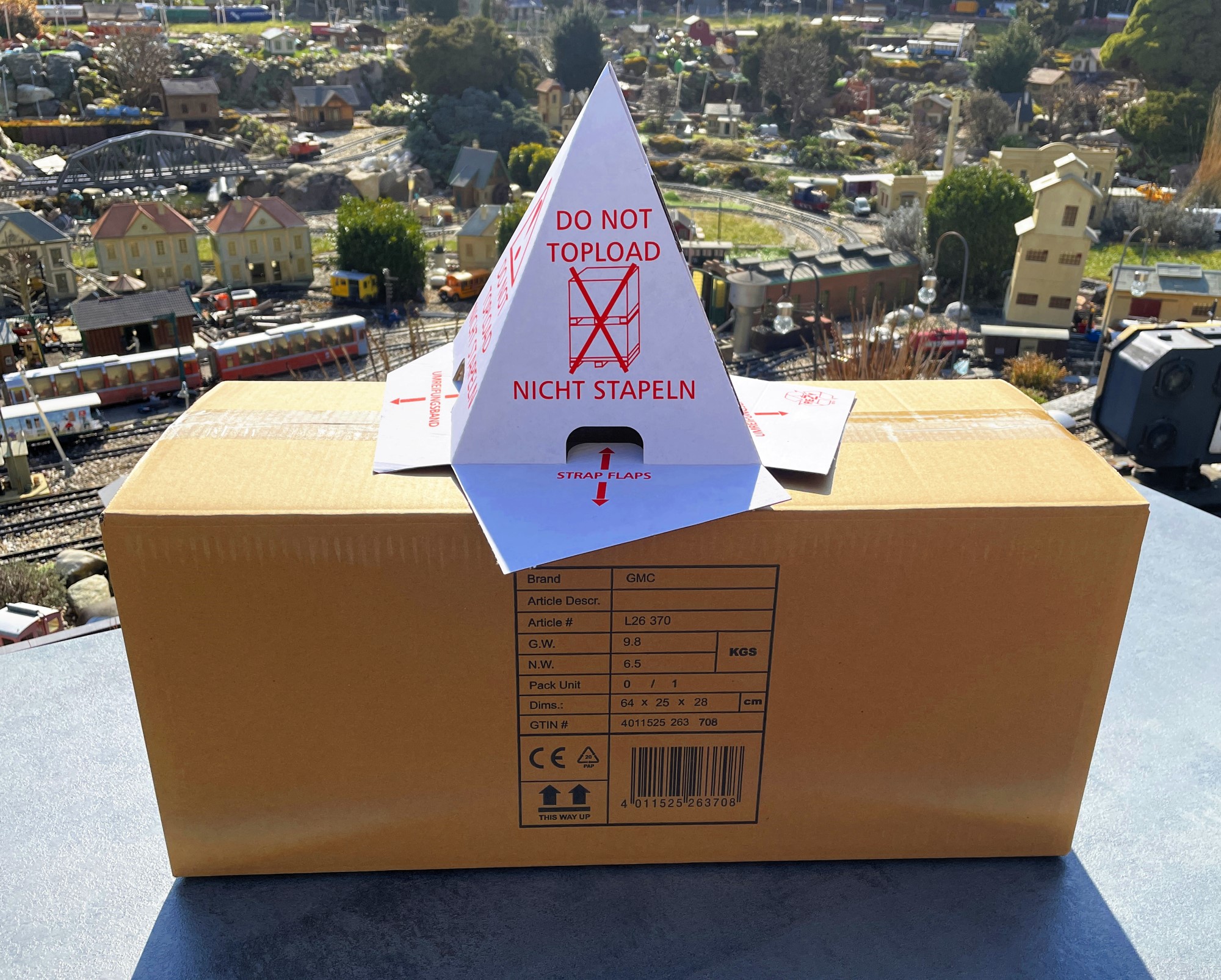Heute, Mittwoch, 18.03.2026, mit der Spedition angeliefert. Die weiße Folie hatte ich hier schon entfernt. Auf dem Umkarton ist noch der Stapelhinweis "Nicht Stapeln" zu erkennen. Der freundliche Speditionsfahrer hat die Palette wieder mitgenommen. Auf dem Karton zu lesen: BRAND GMC, Article # L26 370, Gewicht 9,8 KG, Nettogewicht 6,5 KG. Verpackungseinheit 0/1, Abmessung 64 x 25 x 28 cm und die GTIN# 4011525 263 708.