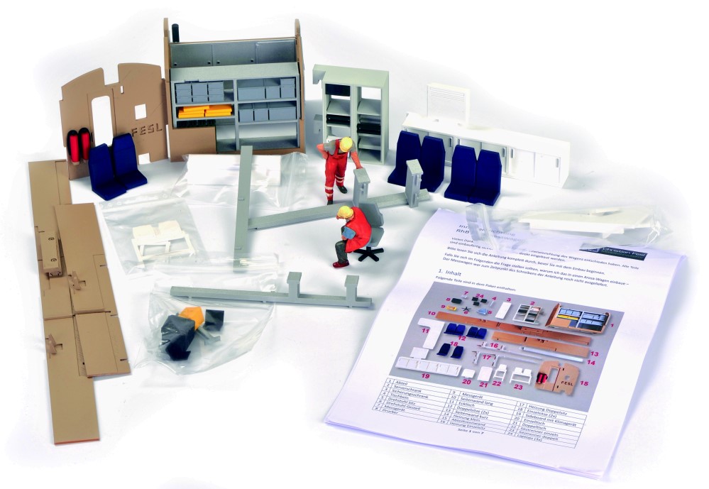 Inhalt des Kartons von Christian Fesl. Der Bausatz mit Anleitung in allen Einzelteilen. Die beiden Figuren sind im Bausatz nicht enthalten und können bei Volker Bauer figurendesign bestellt werden.