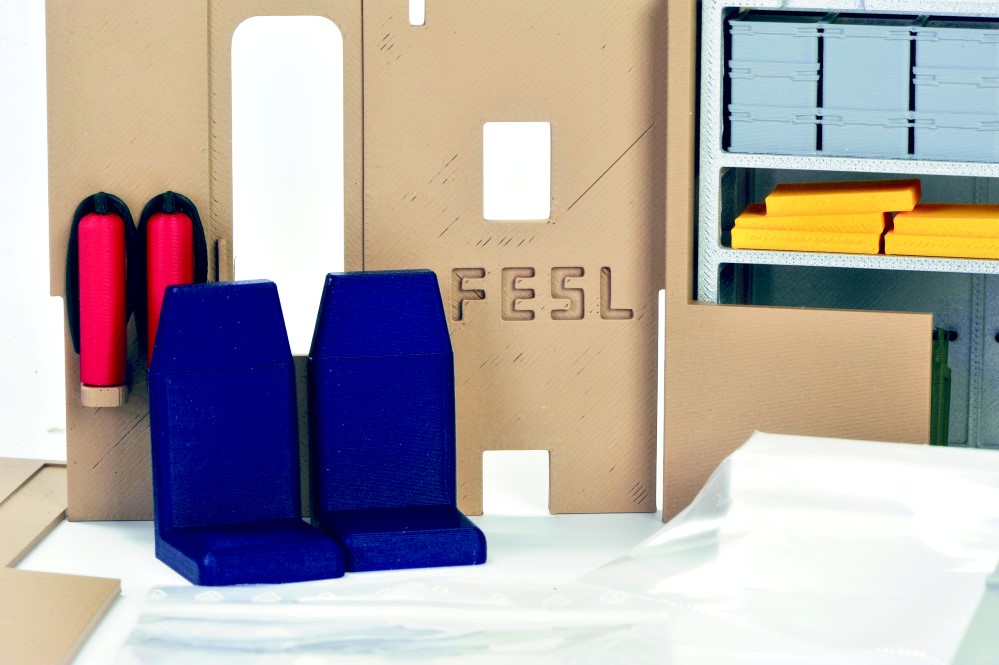 Die große Trennwand mit dem FESL-Monogramm und den beiden Feuerlöschern ist eines der Highlights der Einrichtung für den LGB-Clubwagen, RhB Funkmesswagen, Art. Nr. 30681.