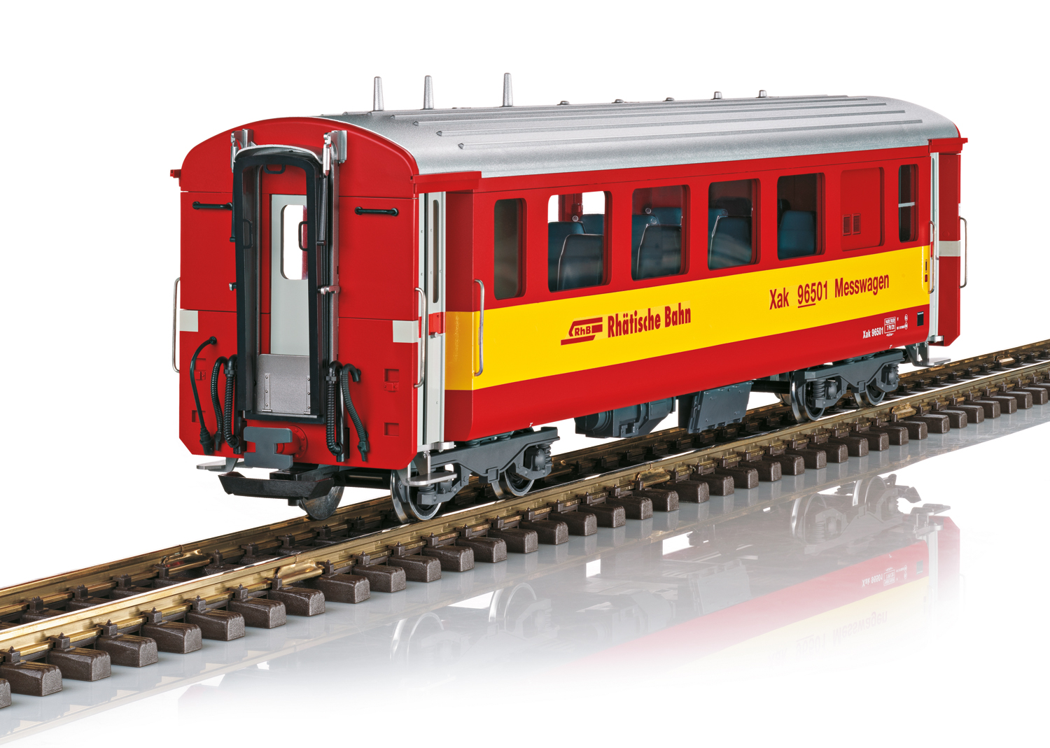 Modell eines Personenwagens 2. Klasse für Schmalspurbahnen der DR. Originalgetreue Farbgebung und Beschriftung der Epoche IV. Türen an den Plattformen zum Öffnen, komplette Inneneinrichtung. Metallradsätze. Länge über Puffer 58 cm.
