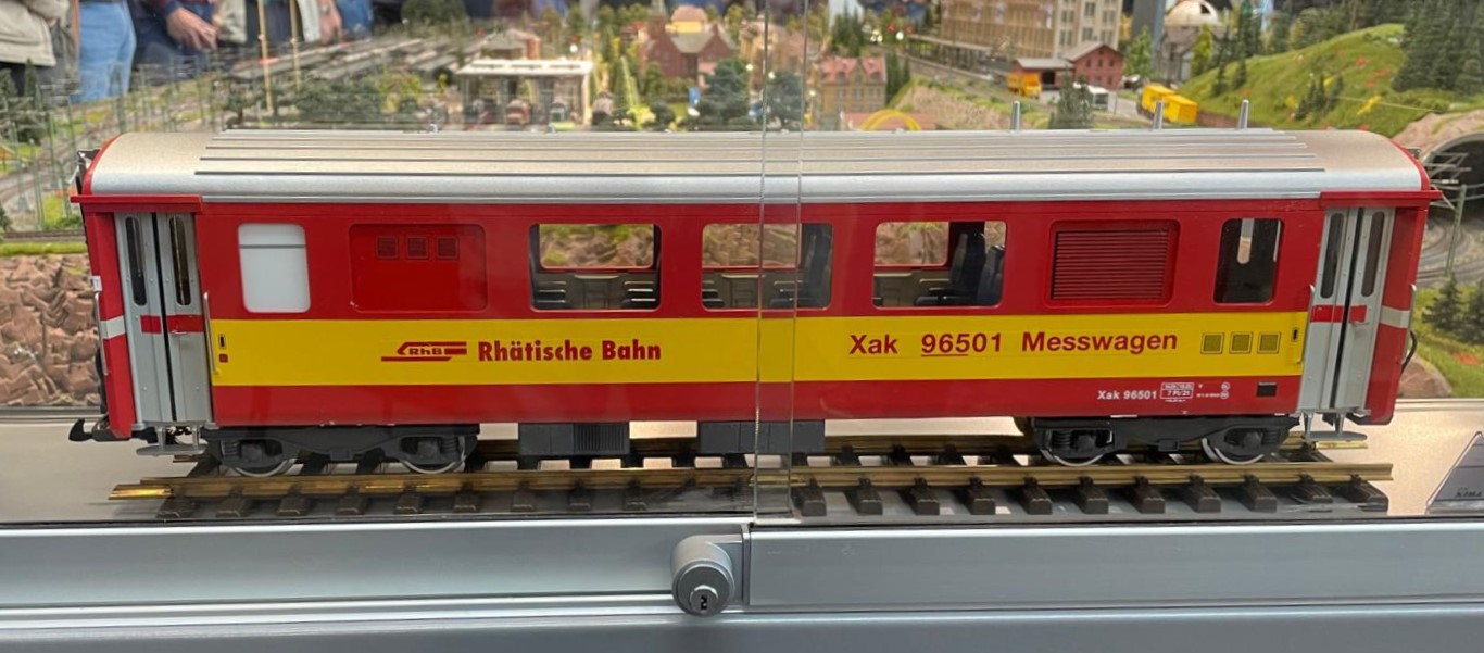 Wie bereits im Netz und auf What´s App und weiteren Foren diskutiert und verbreitet ist das Modell ein Modell und entspricht nicht zu 100% dem Original. Der RhB Personenwagen EW 1 - Wagen der 2. Klasse - ist bereits als Modell von LGB mit den blauen Sitzen ausgeführt worden. Zum Original fehlt die Inneneinrichtung und aus 6 großen Fenstern sind 5 große Fenster im Modell geworden. Wie bei den LGB Wagen 31679 oder 30679 (Bärenlandmotiv) sind hier immer nur 5 große Fenster beim Modell ausgeführt. Beim Handmuster sind bereits die großen Messantennen auf dem Dach vorhanden.