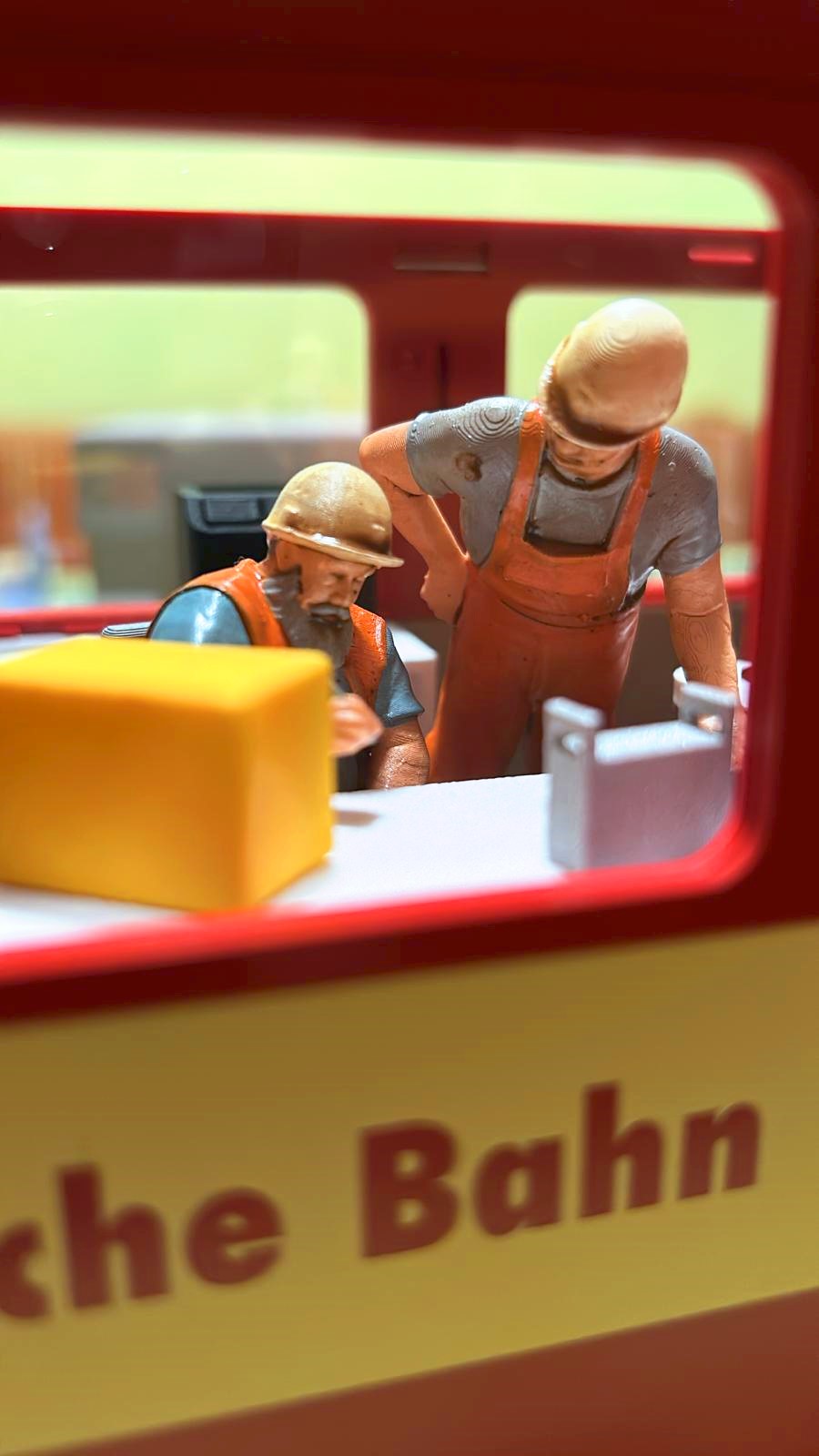 Fast wie im Original: die beiden RhB Arbeiter durchs Fenster des Xak96501 der RhB - Funkmesswagen - Modell von LGB Art. Nr. 30681 - betrachtet.