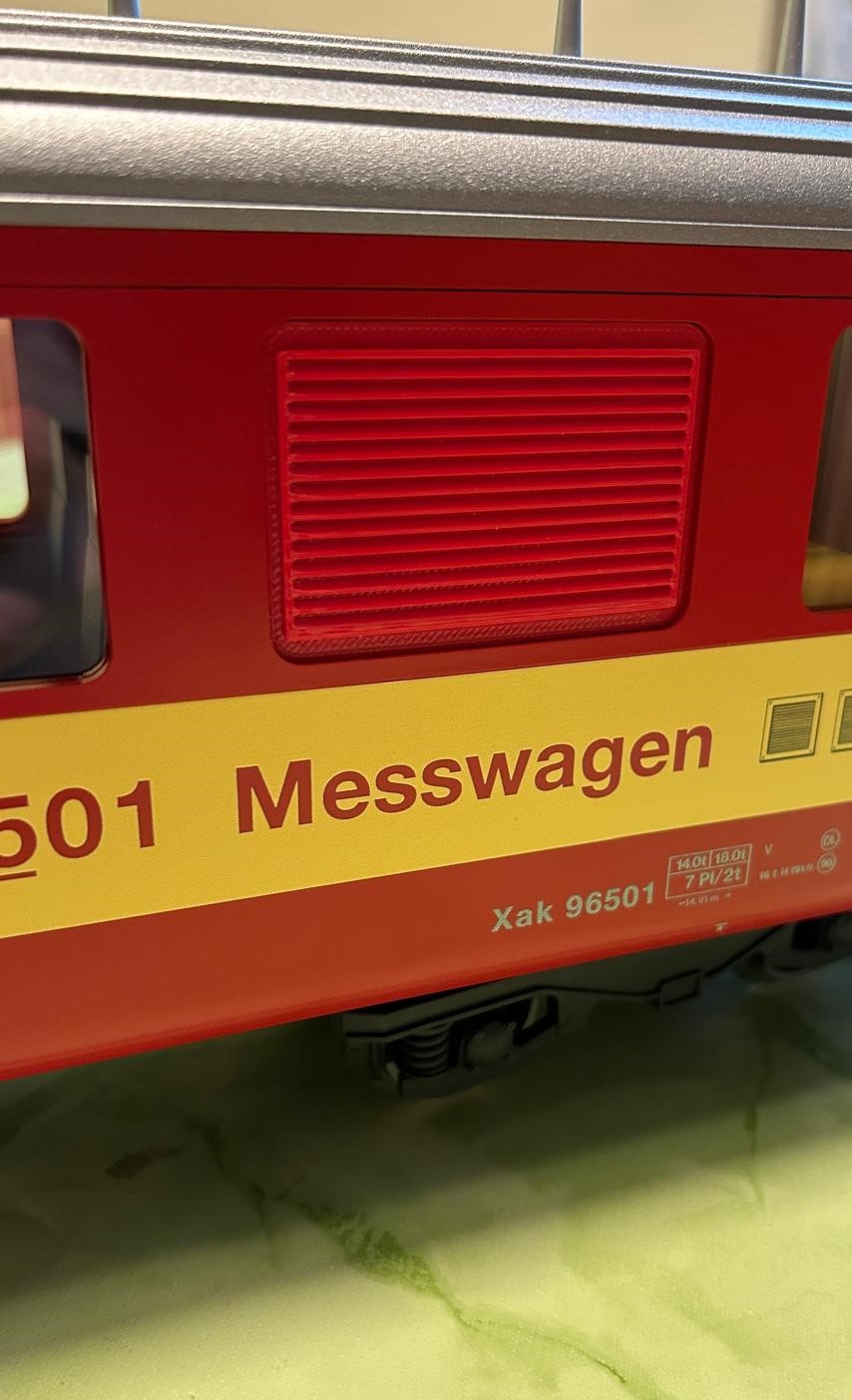 Rechtes Seitenfenster am LGB Wagen 30681 mit eingesetztem 3D Bel�ftungsgitter von Tr�ger-2m. Die Farbe ist f�r den Wagen etwas zu hell. Laut Beschreibung sollen die Eins�tze mit doppelseitigem Klebeband befestigt werden. Die sind jedoch so passend, dass sie auch ohne Klebeband halten. 