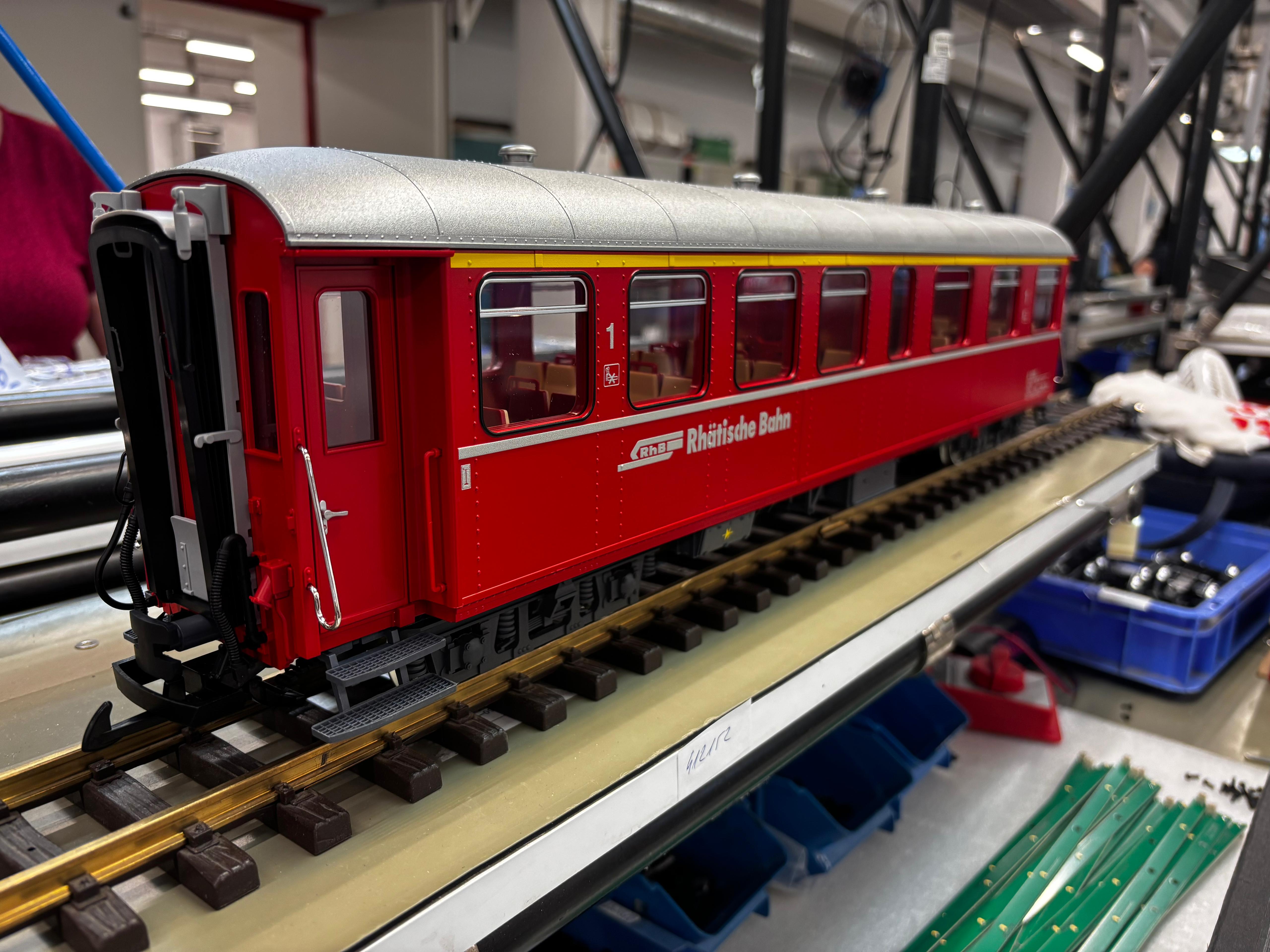 Zur Verpackung und Auslieferung bereit: der Stahlwagen der RhB 1. Klasse - Neuheit 2025. 