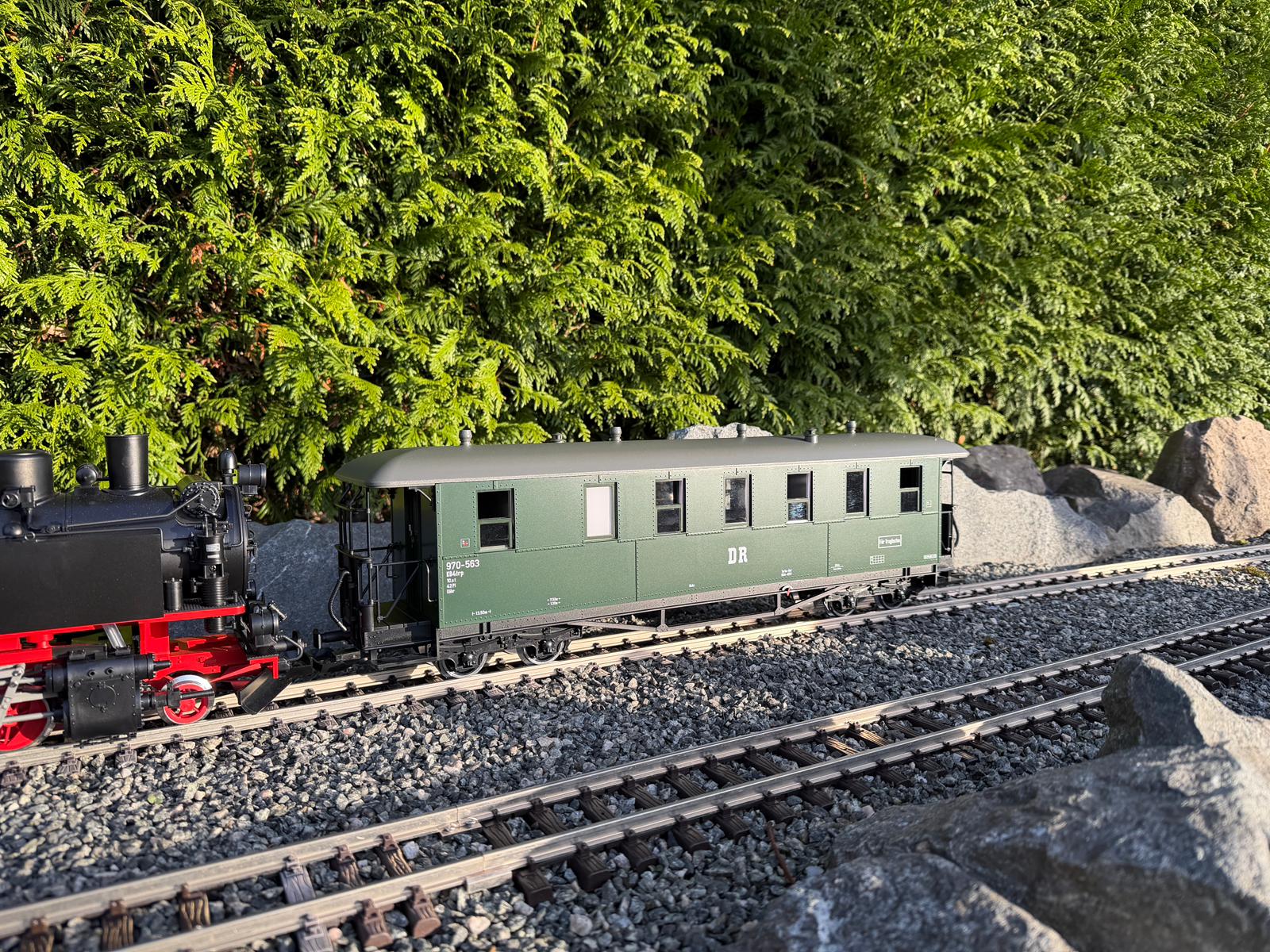 Ausgeliefert: Der LGB Art. Nr. 36371 - Personenwagen der DR - Bauart KD - Wagennummer 970-563. Erstmals mit flaschengr�nen Fensterrahmen - wie im Original. 