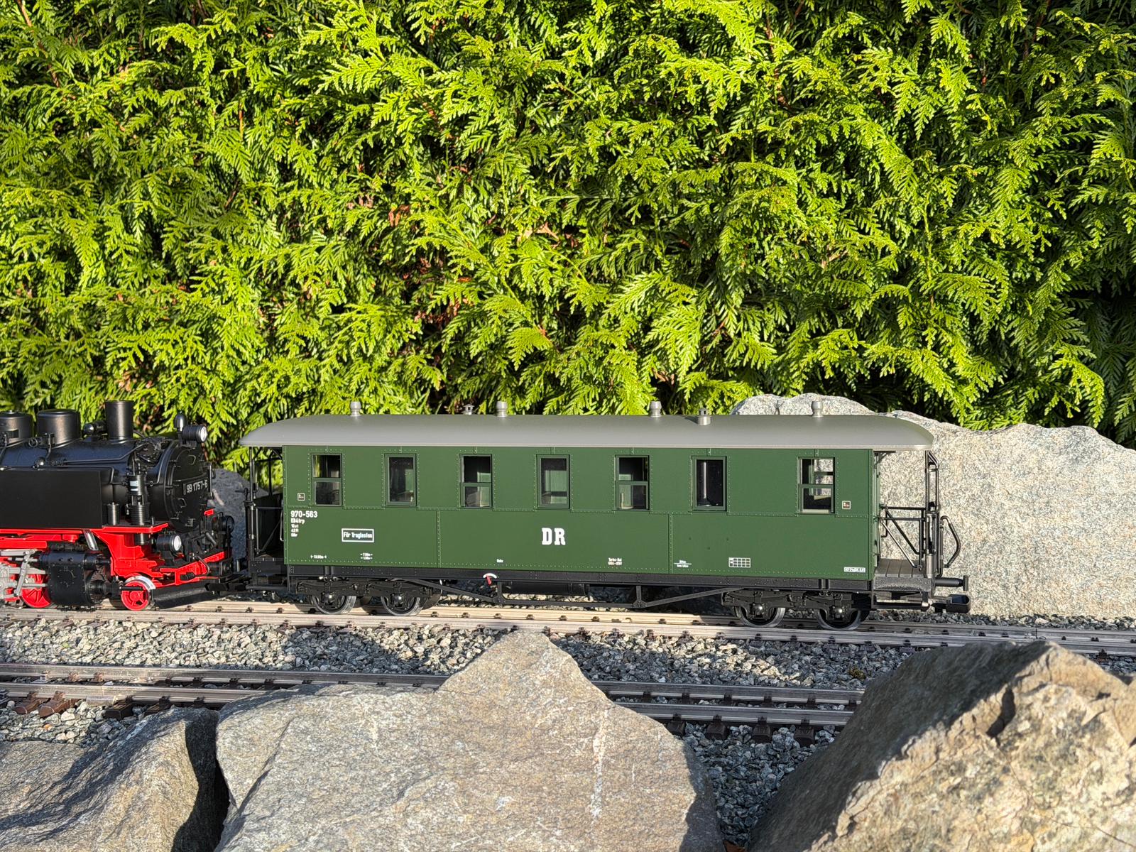 Seitenansicht des LGB Art. Nr. 36371 - Personenwagen der DR - Bauart KD - Wagennummer 970-563. 