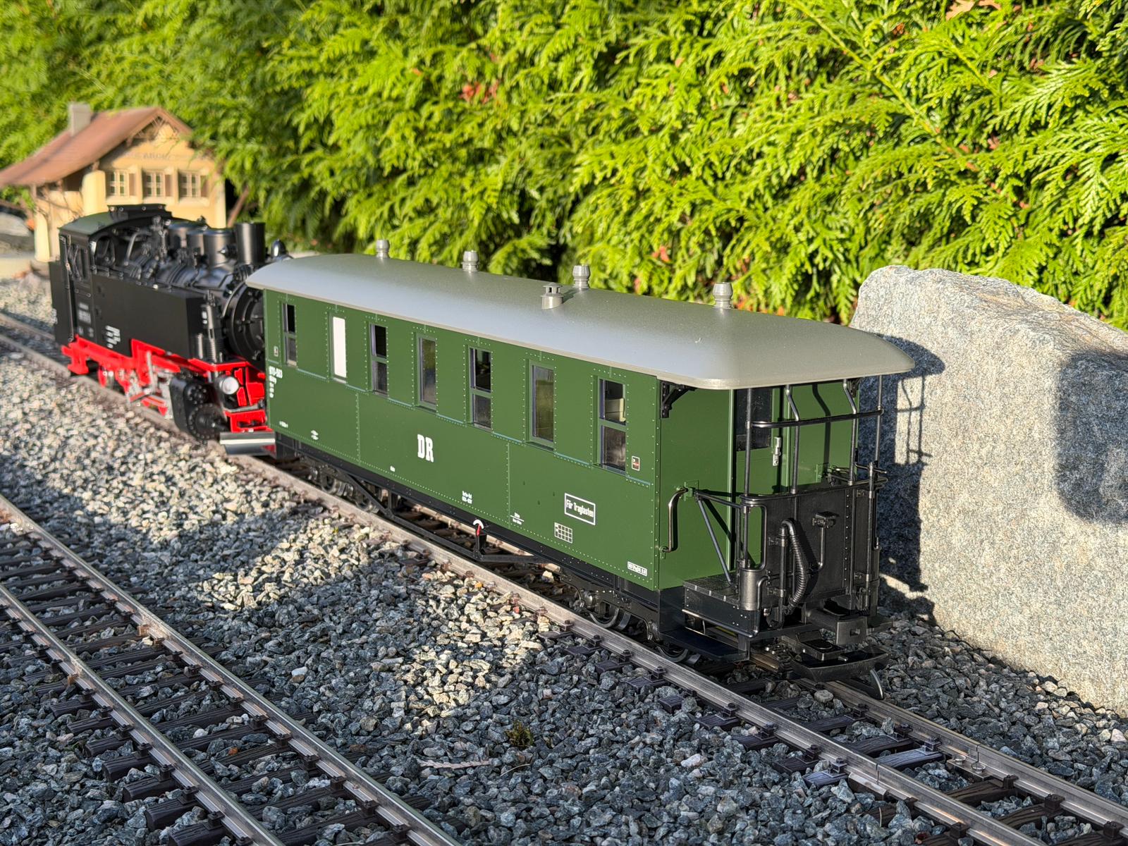 R�ckansicht des LGB Art. Nr. 36371 - Personenwagen der DR - Bauart KD - Wagennummer 970-563. Wagenb�hne mit Bremsschl�uchen, Kupplung und dem Absperrb�gel mit weiteren Sicherungen. 