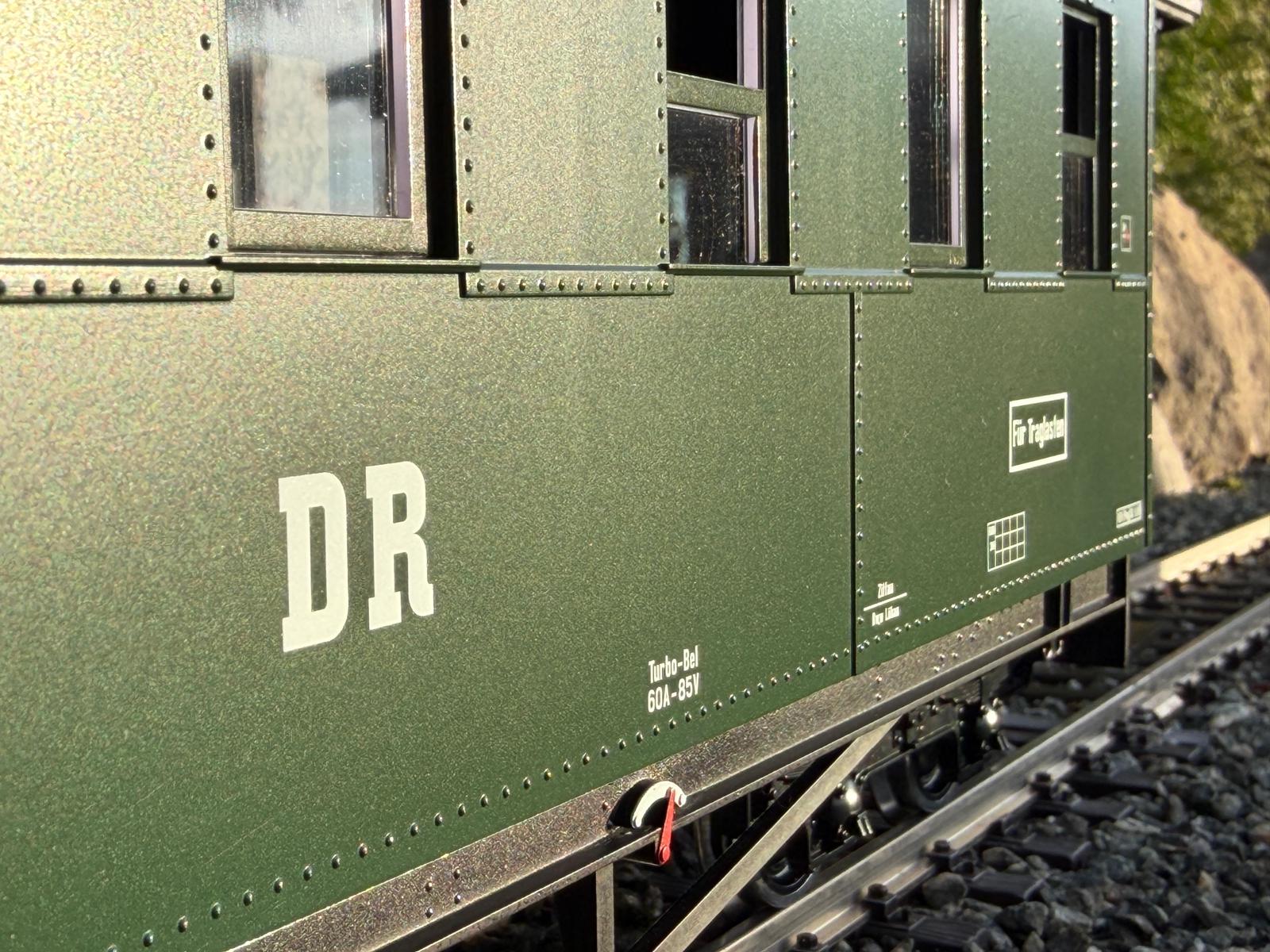 Detailansicht des LGB Art. Nr. 36371 - Personenwagen der DR - Bauart KD - Wagennummer 970-563. Gut zu erkennen sind die gr�nen Fensterrahmen sowie die Nietenb�nder an den Fensterausschnitten und am unteren Rand des Tragrahmens.